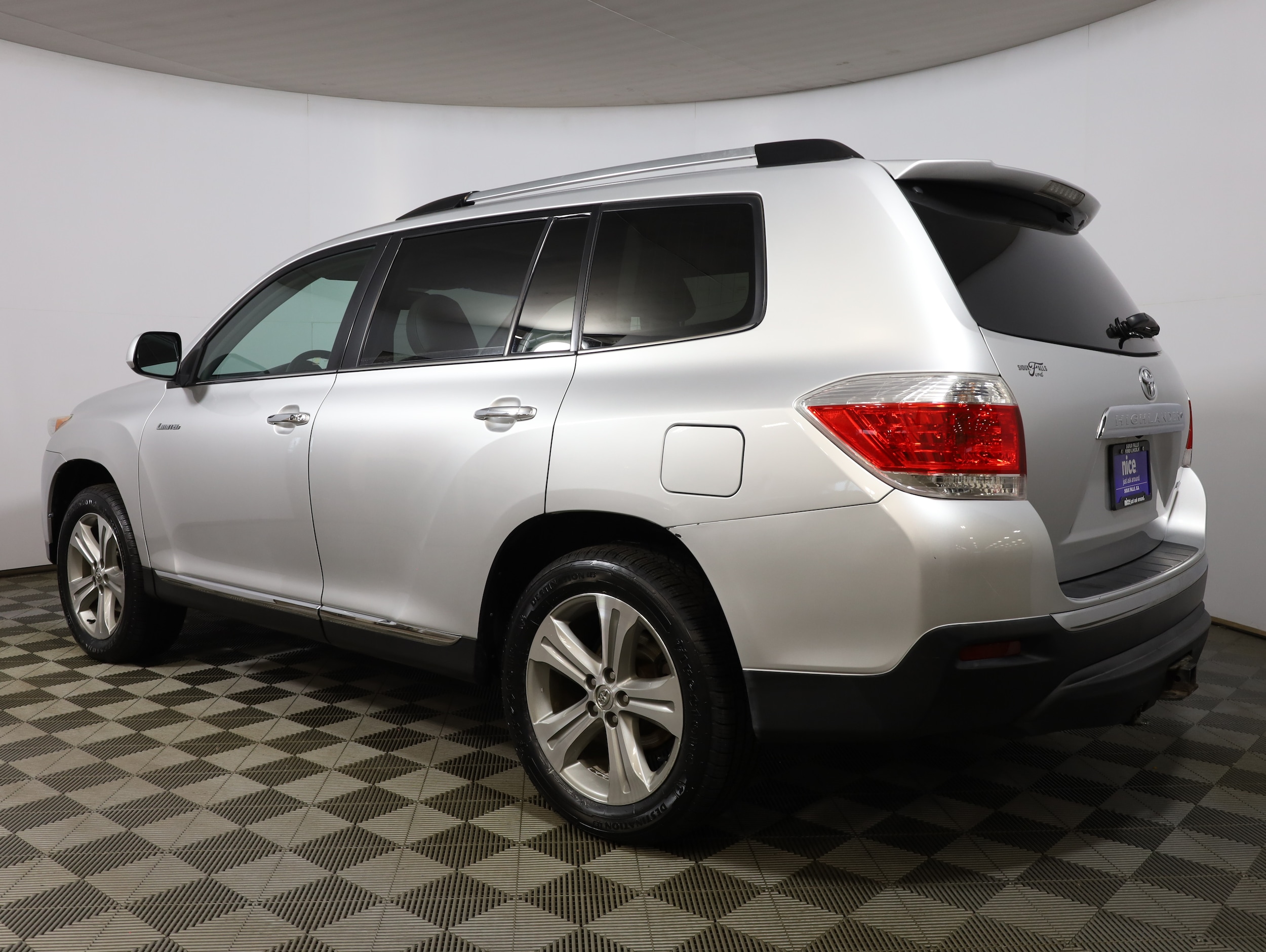 View vehicle photo 6