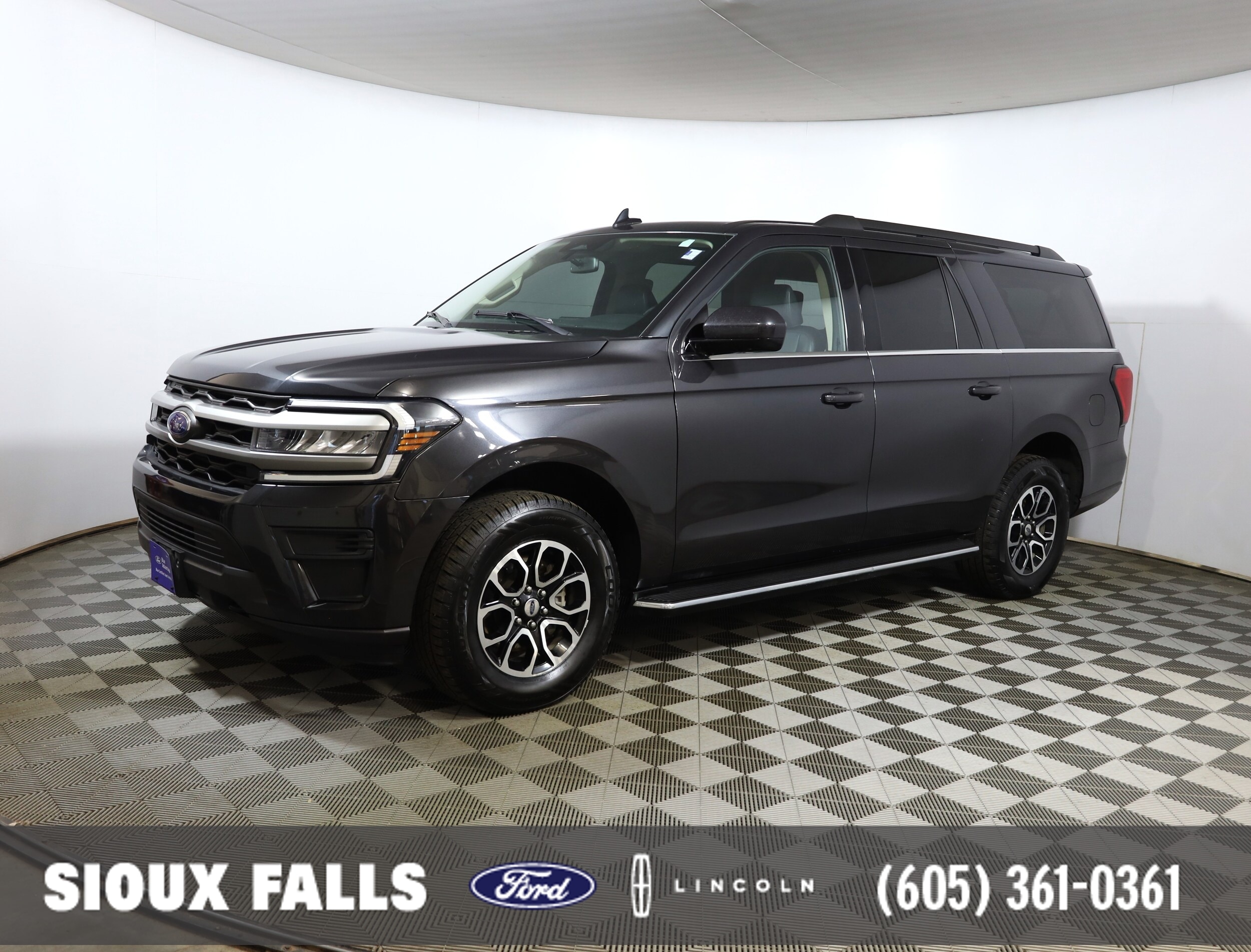 2023 Ford Expedition XLT's photo