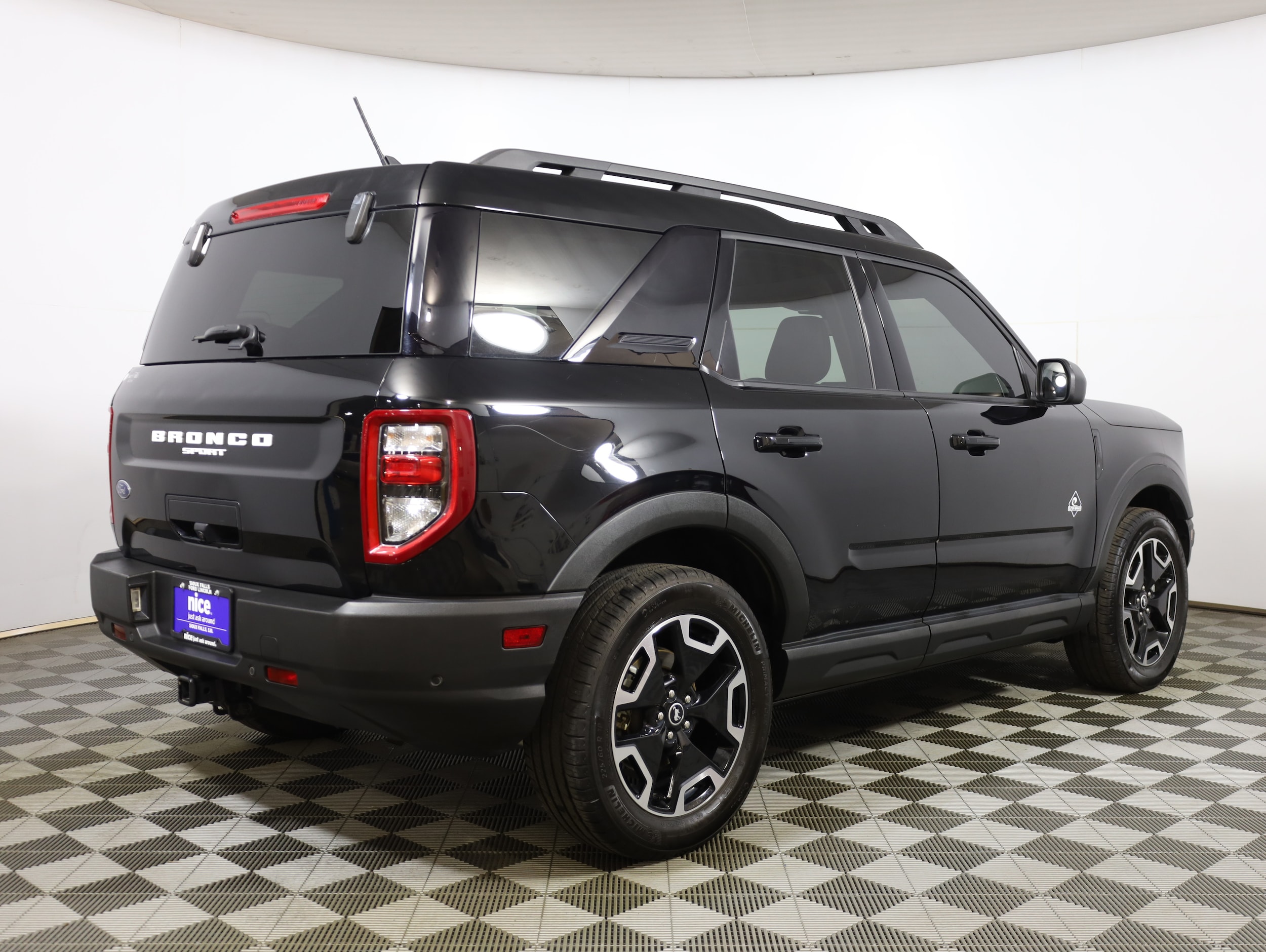 View vehicle photo 4