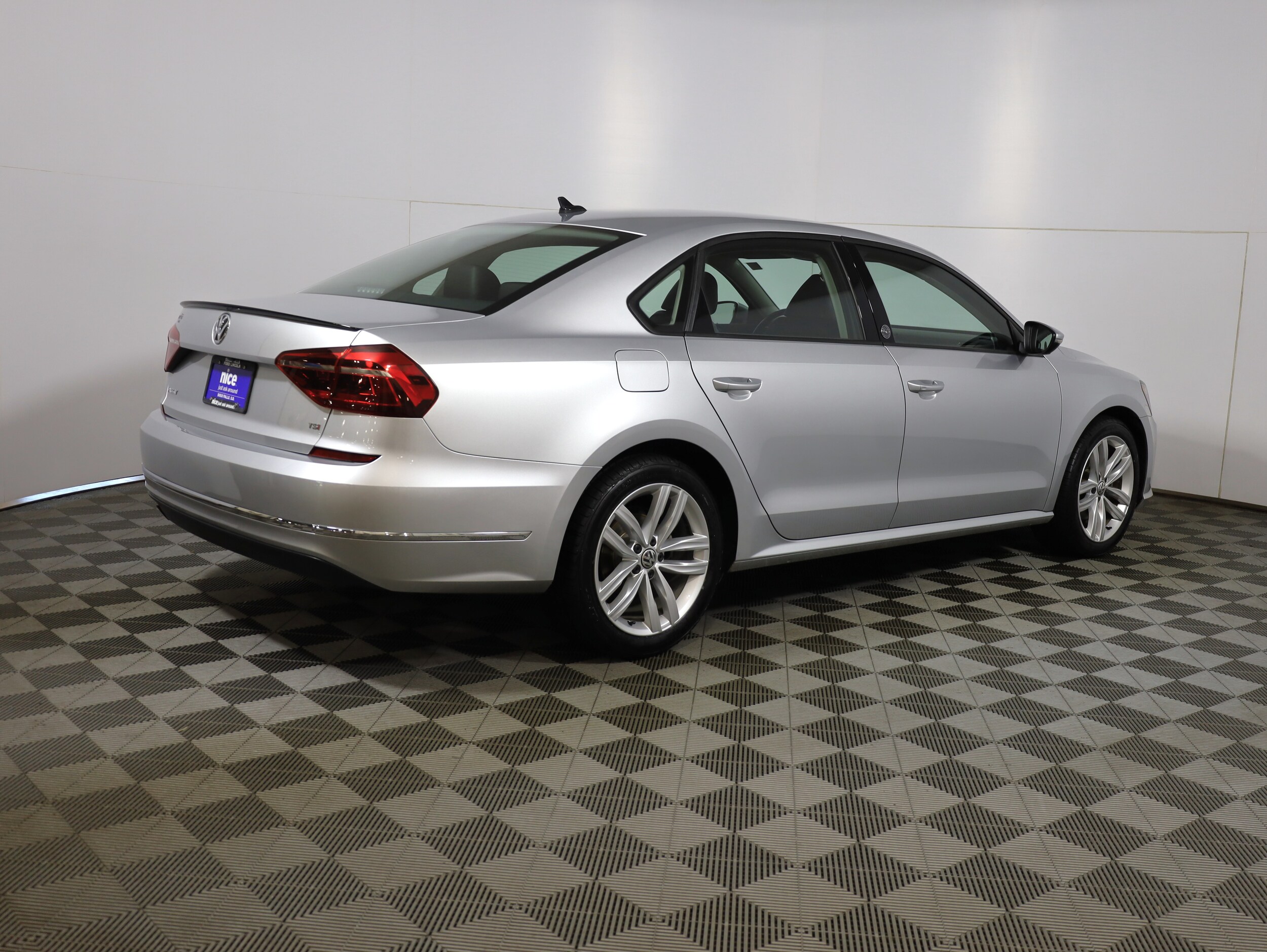 2019 Volkswagen Passat 2.0T Wolfsburg Edition photo 4