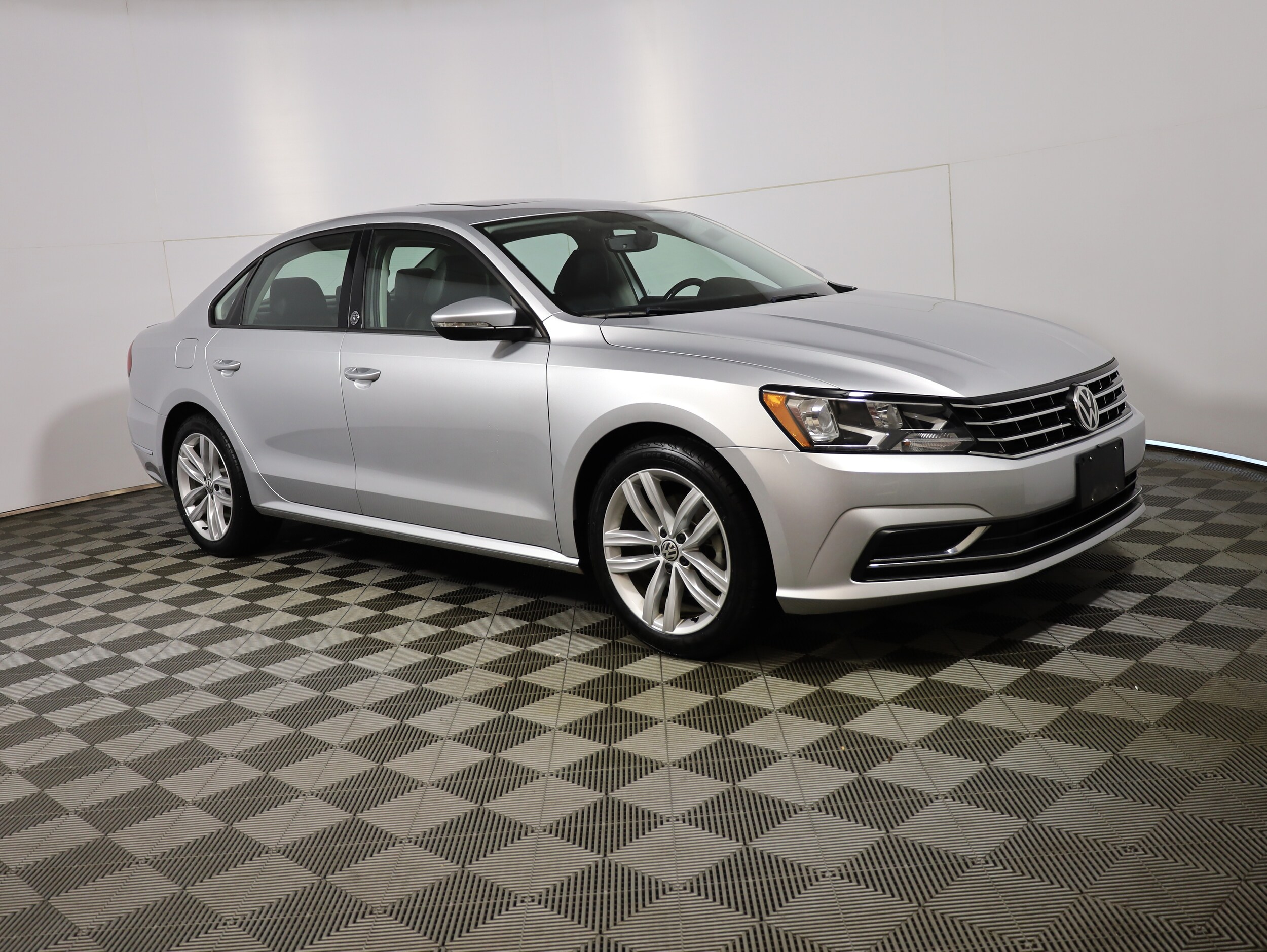 2019 Volkswagen Passat 2.0T Wolfsburg Edition photo 3