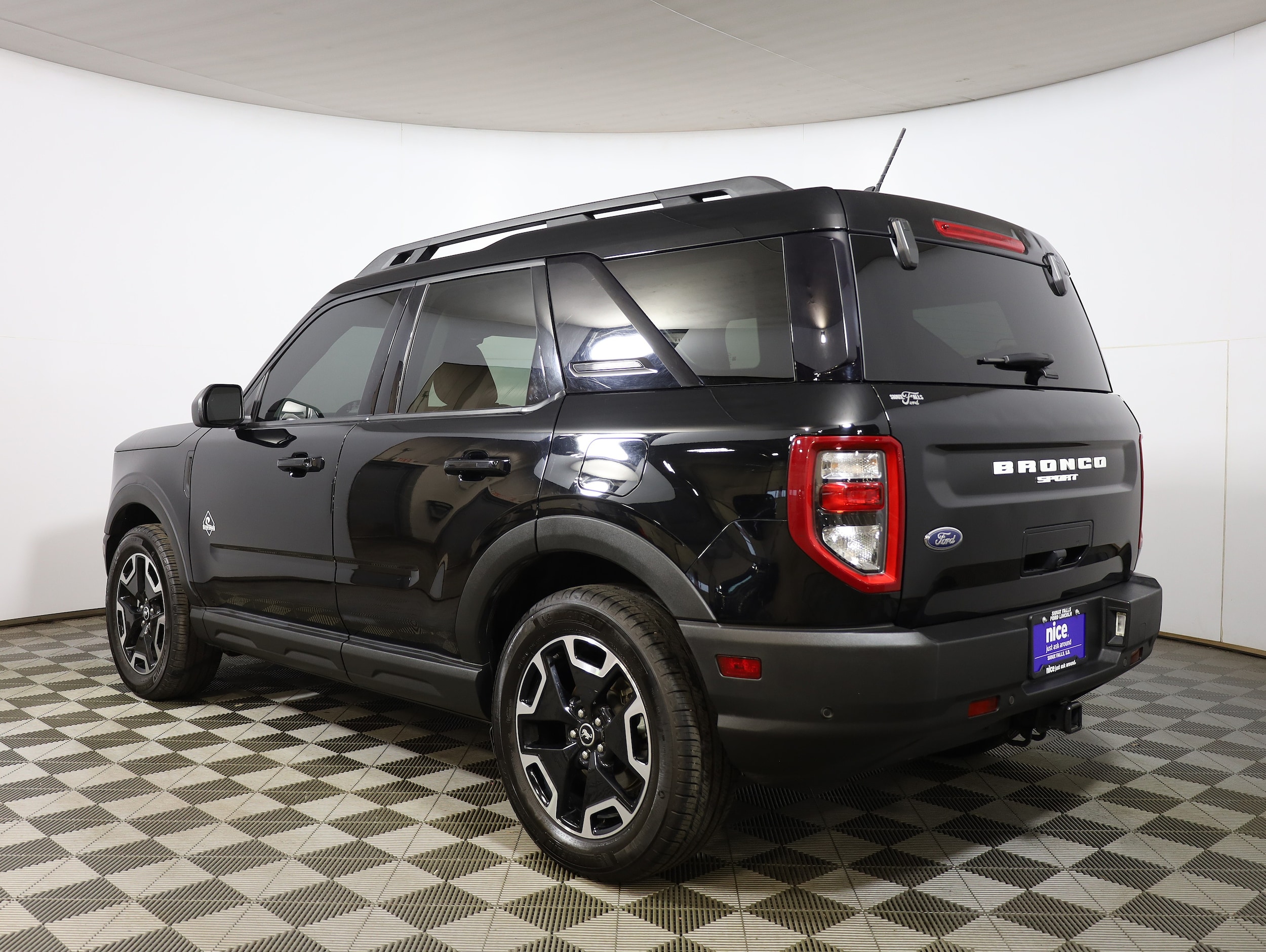 View vehicle photo 6