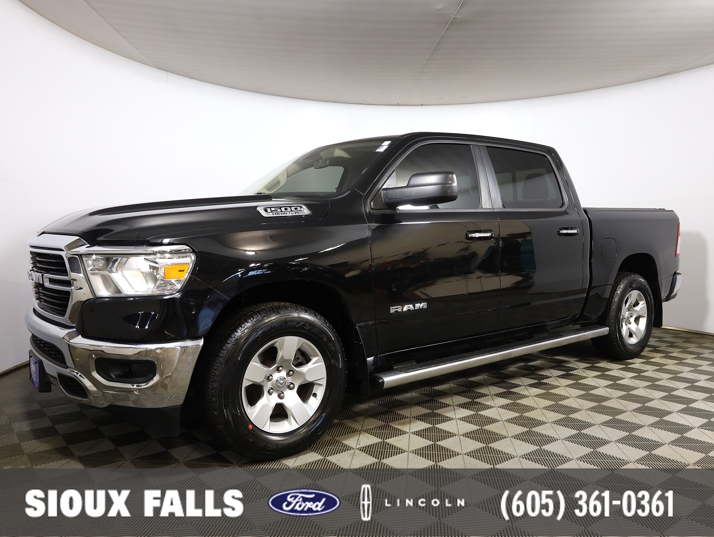 2020 RAM 1500 Big Horn/Lone Star 4x4 Crew Cab 5'7's photo