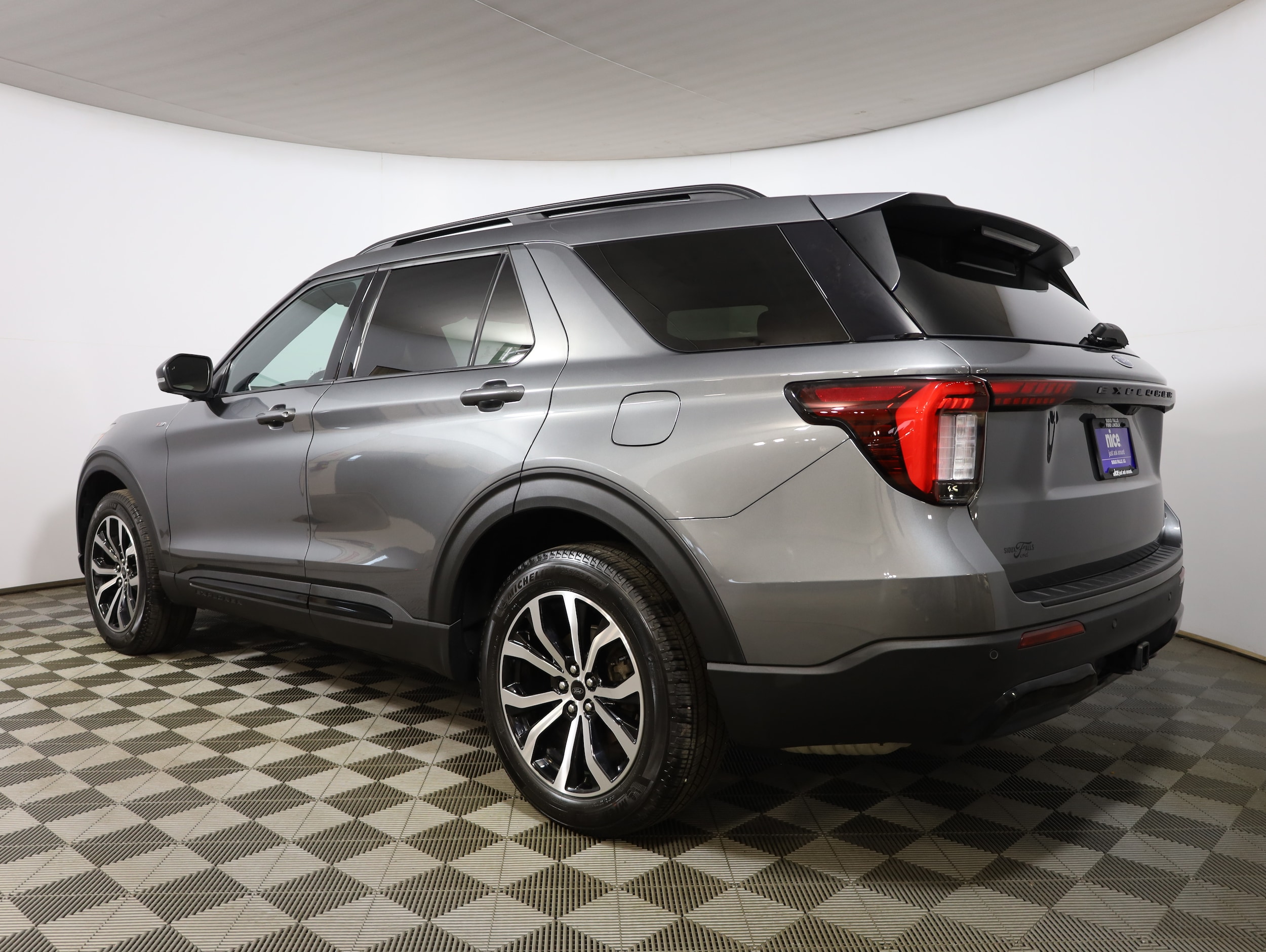 View vehicle photo 7