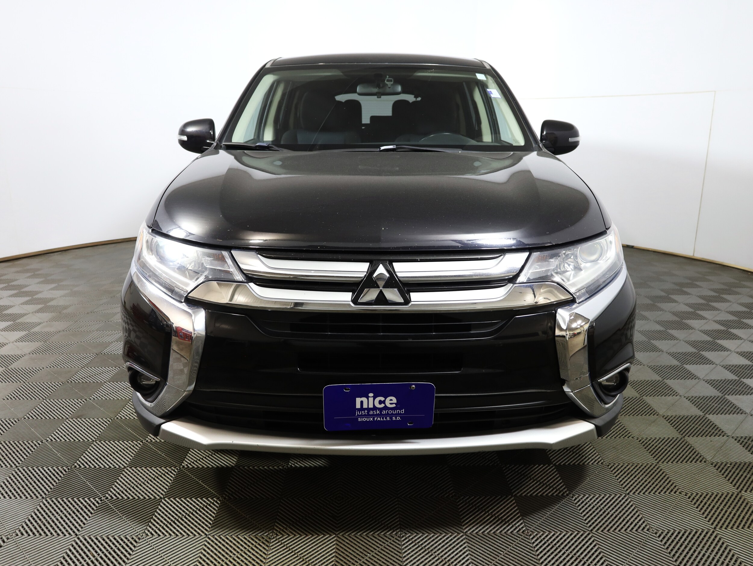 2016 Mitsubishi Outlander SE photo 2