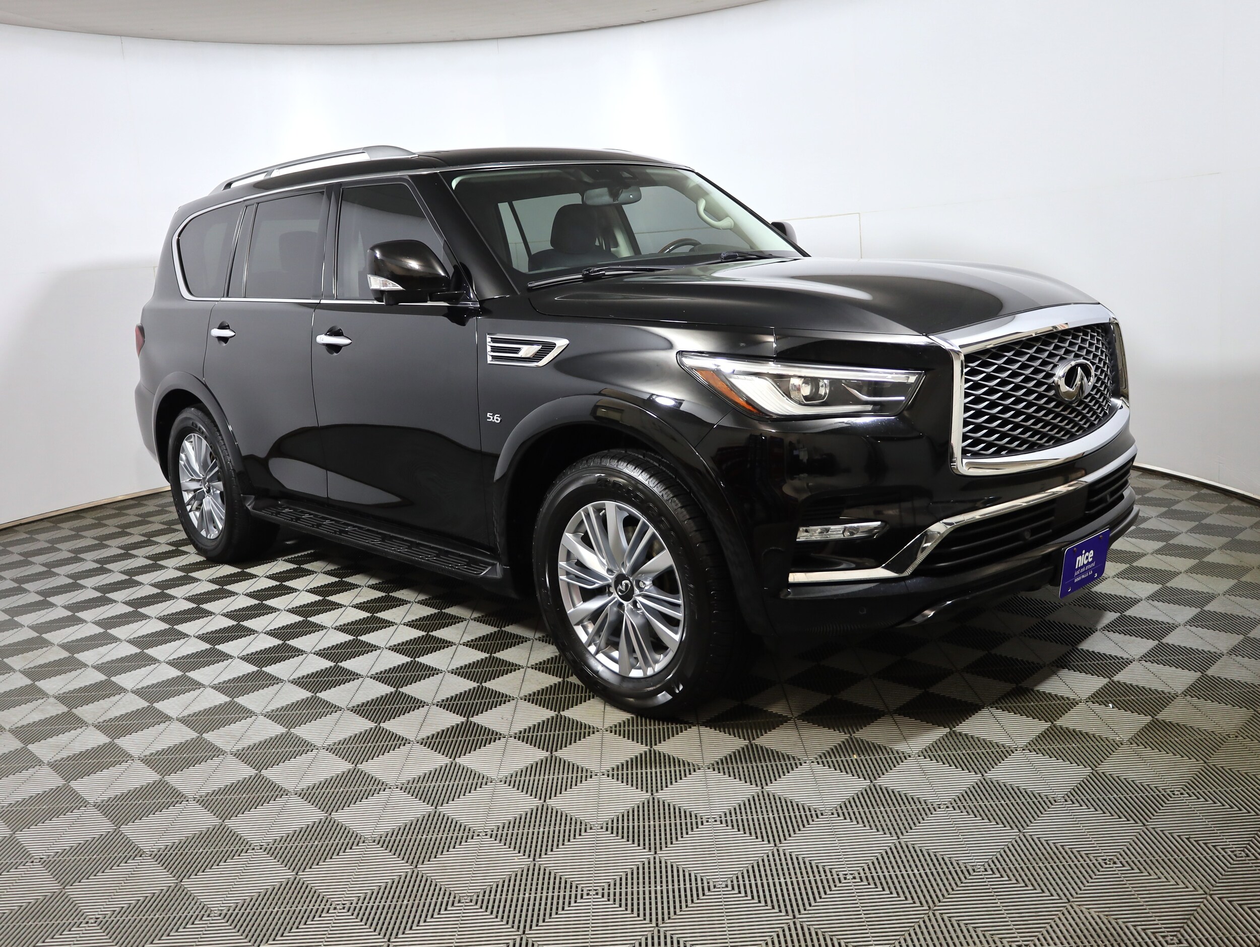 2019 Infiniti QX80 Luxe photo 3