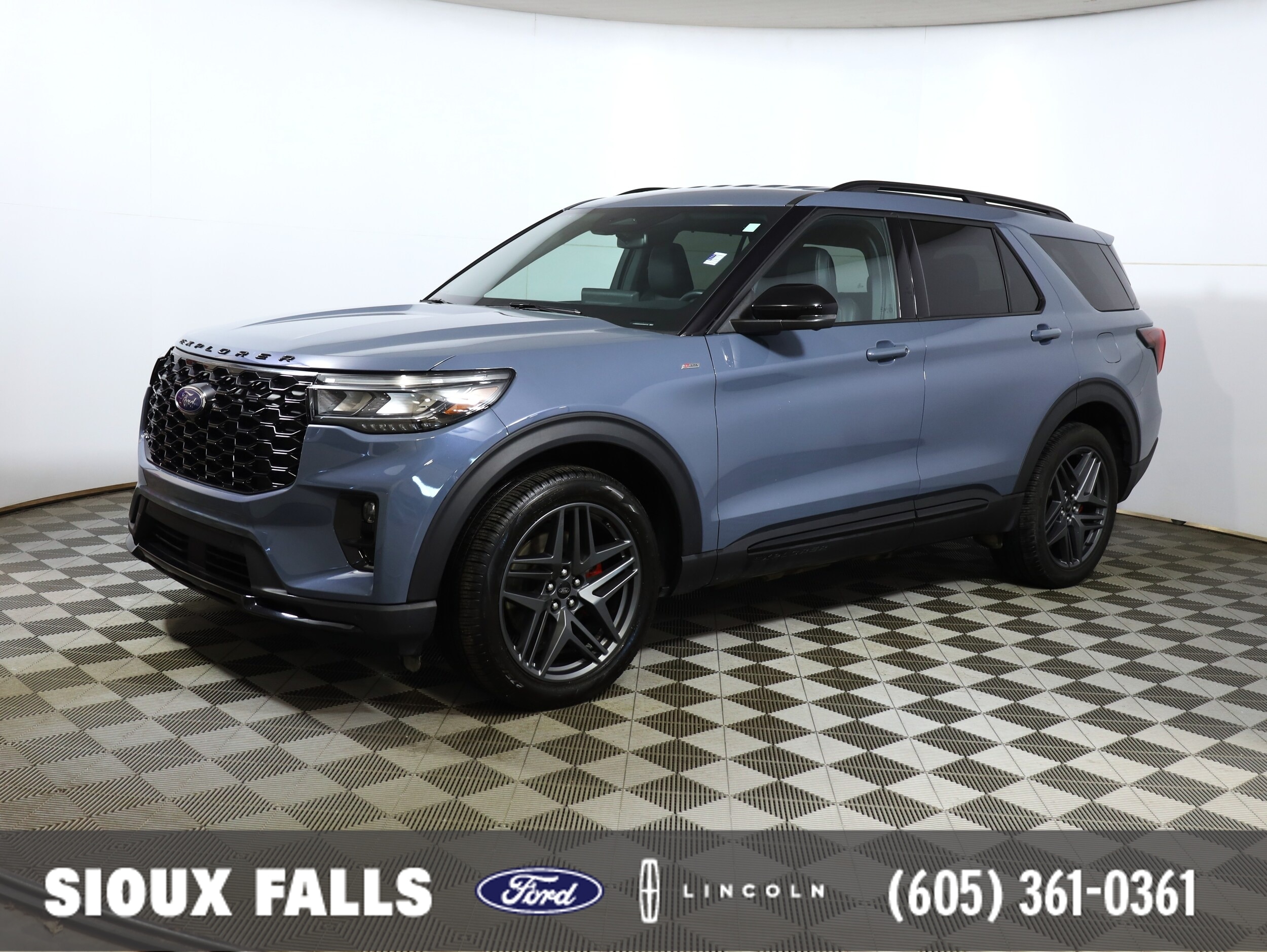 2025 Ford Explorer ST-LINE's photo