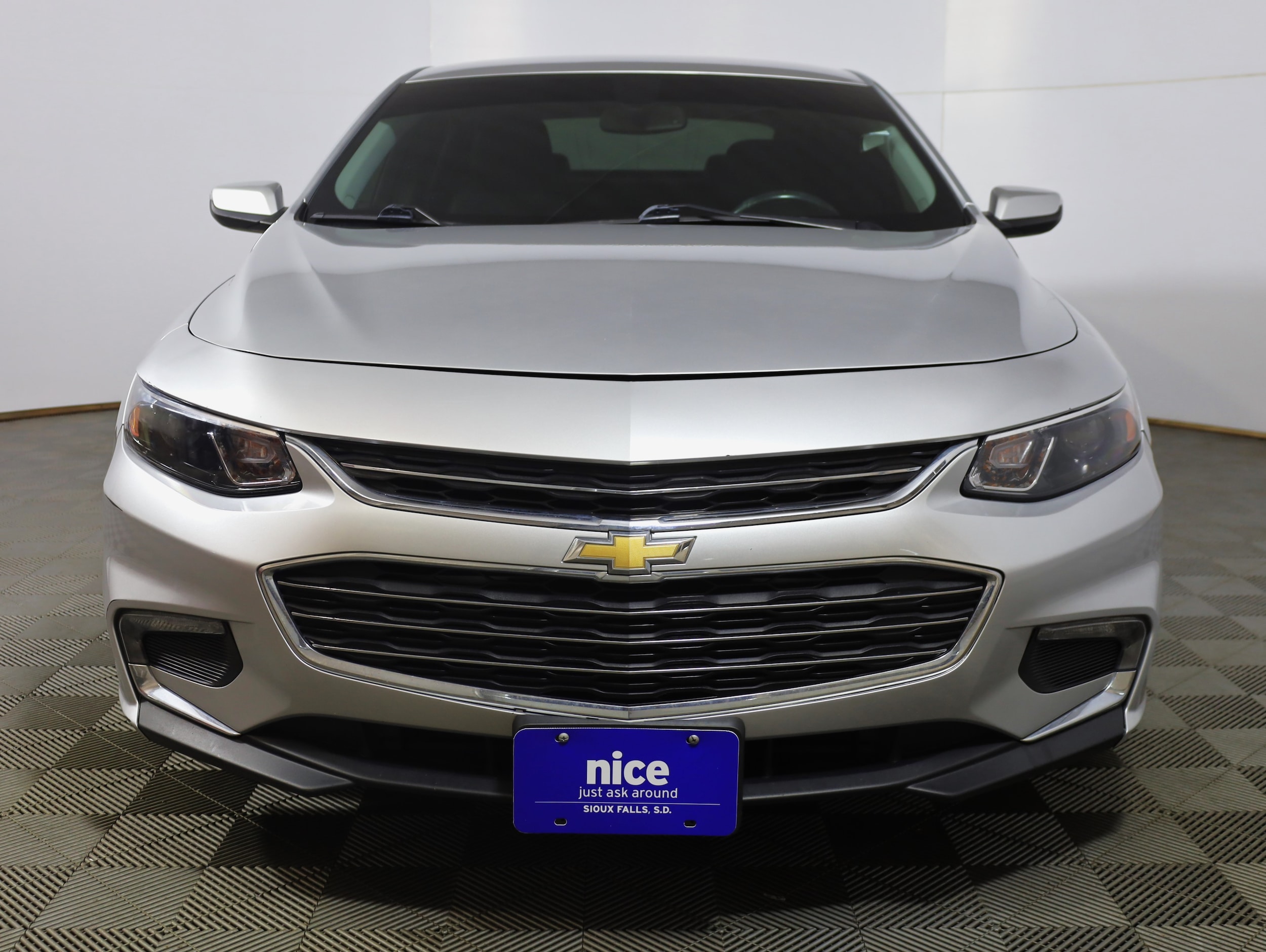 Used 2018 Chevrolet Malibu 1LT with VIN 1G1ZD5ST0JF209455 for sale in Sioux Falls, SD