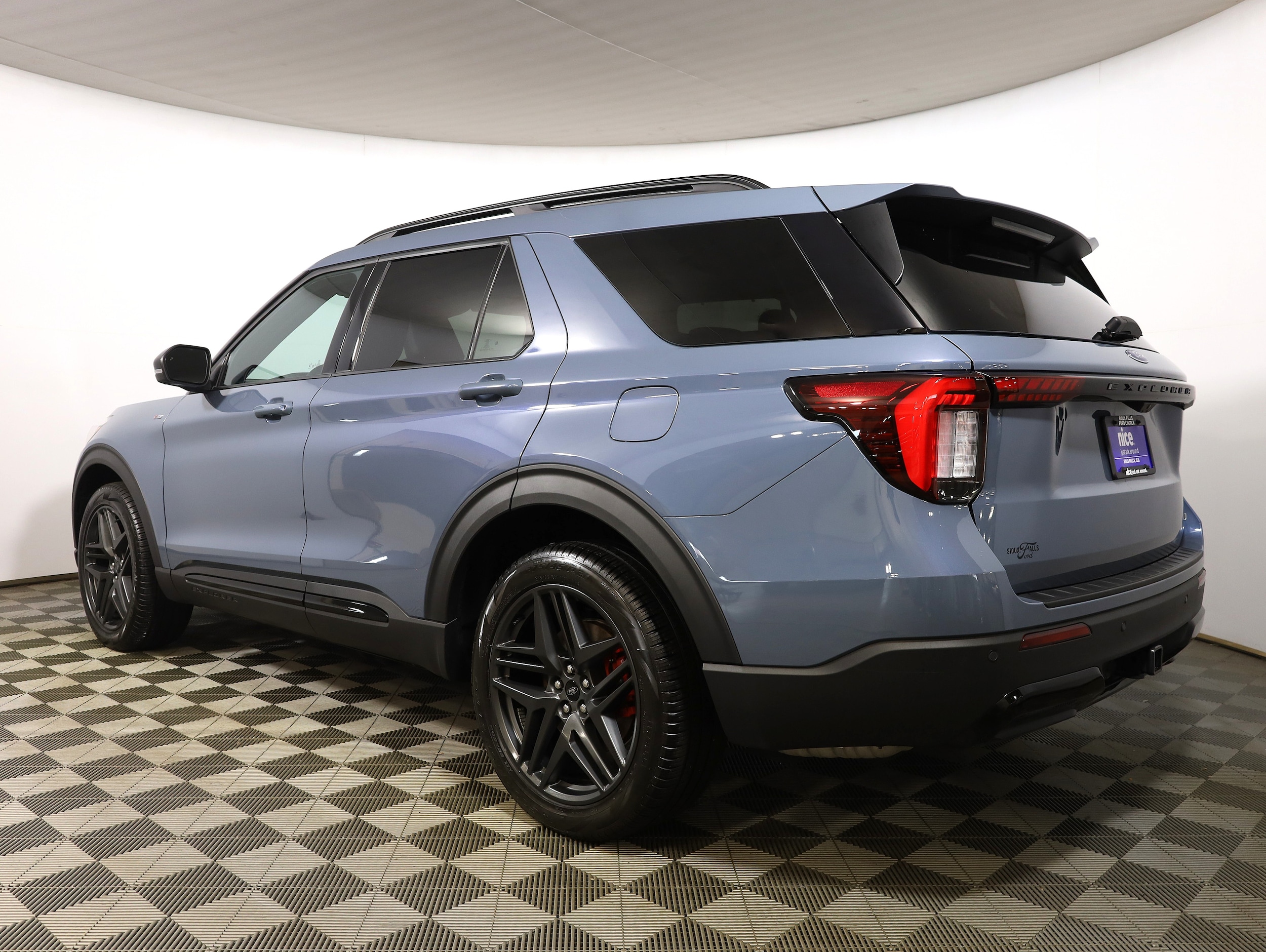 View vehicle photo 7