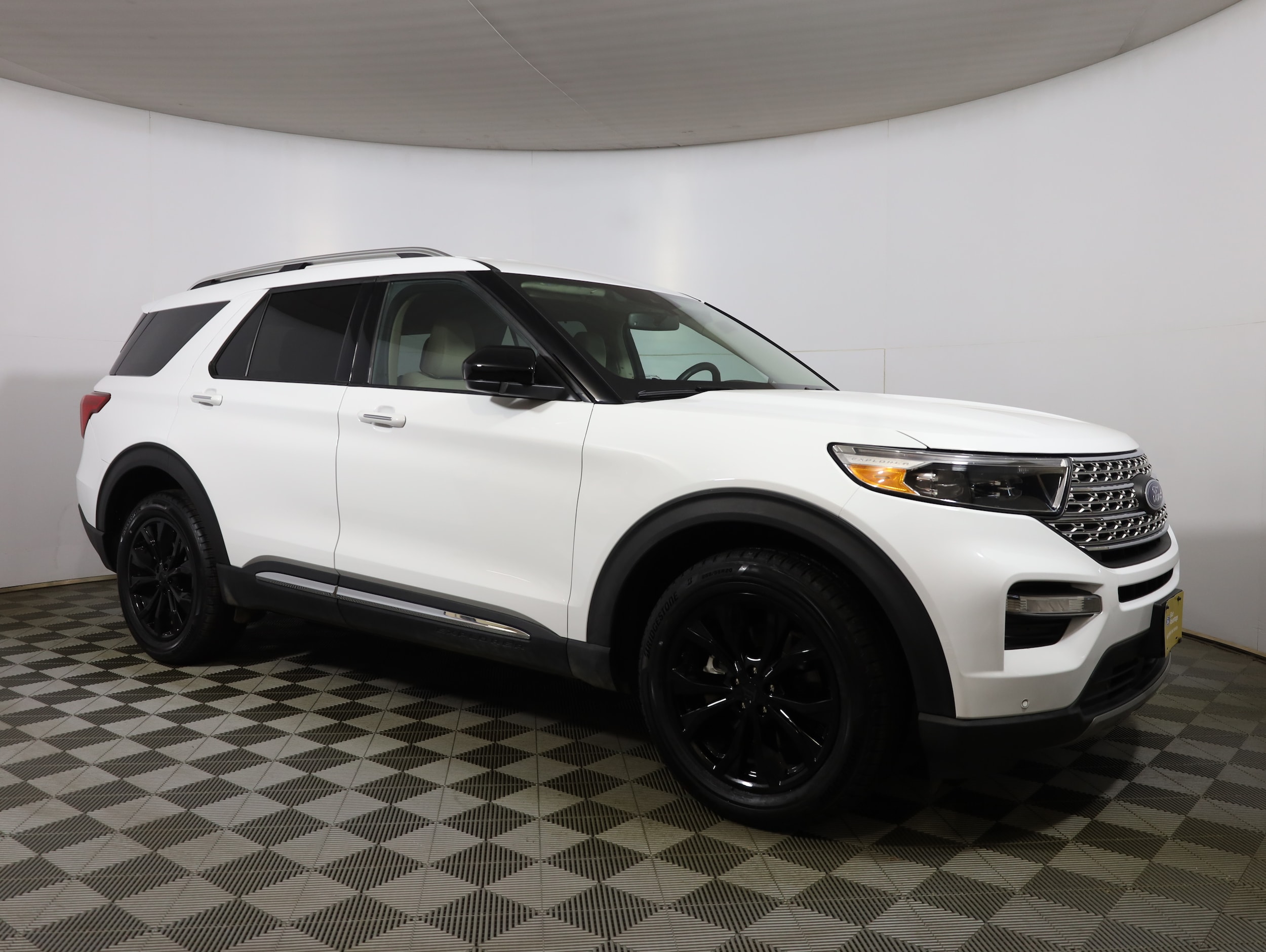 View vehicle photo 4