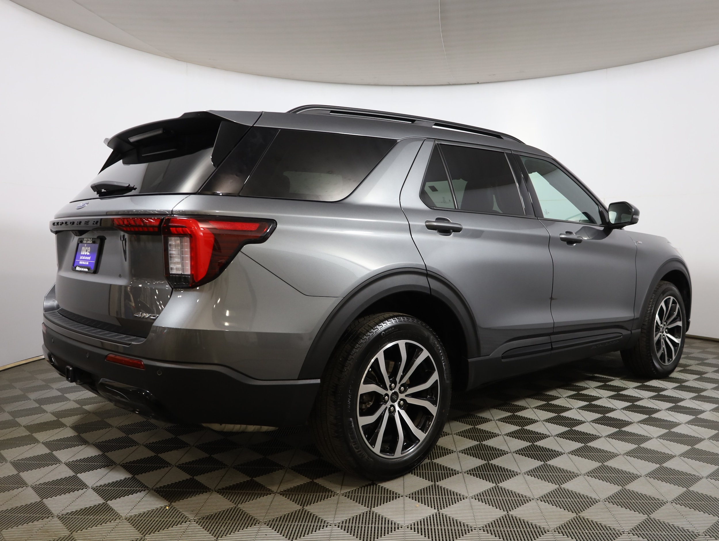 View vehicle photo 5