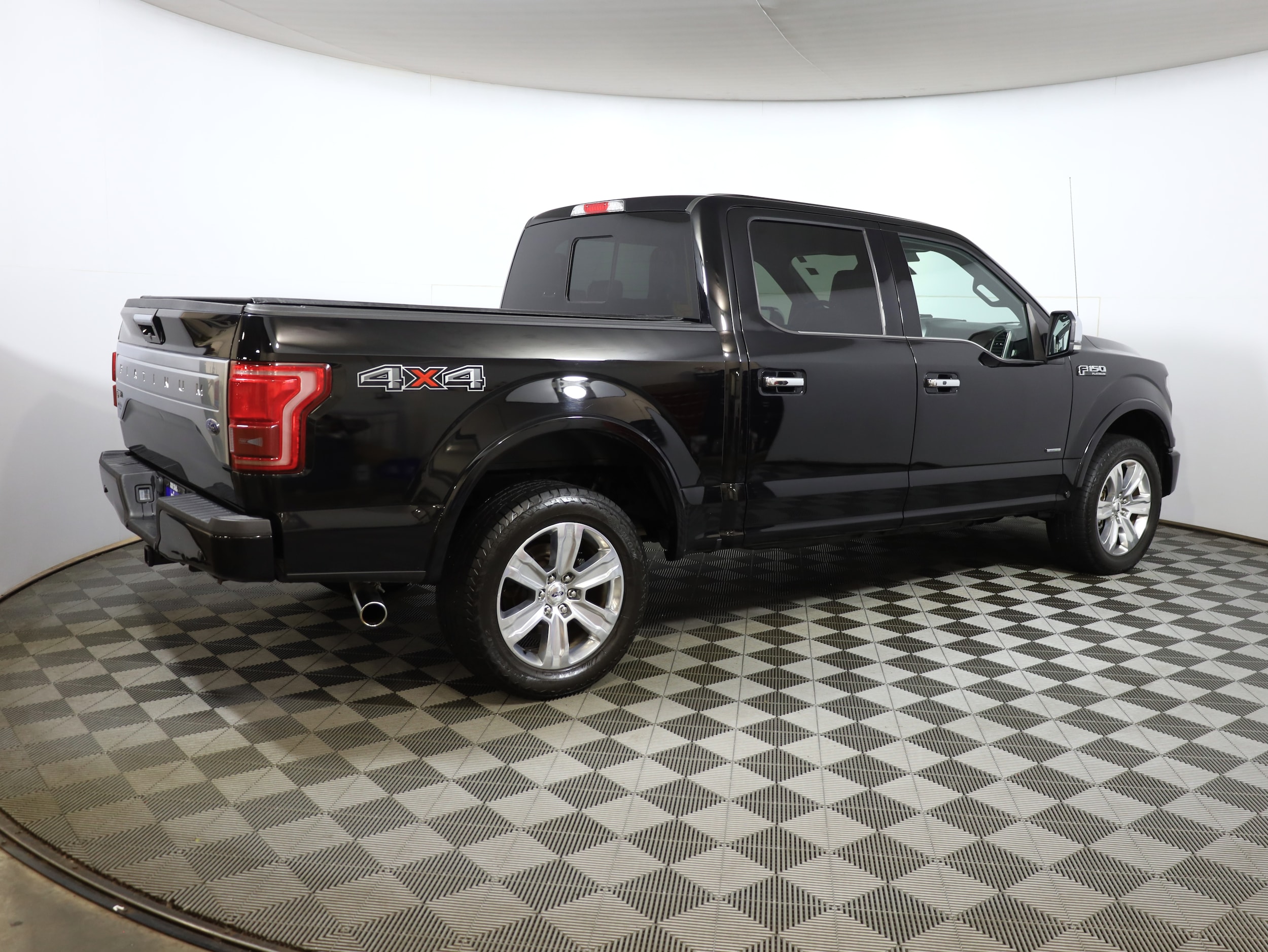 2017 Ford F-150 Platinum photo 4