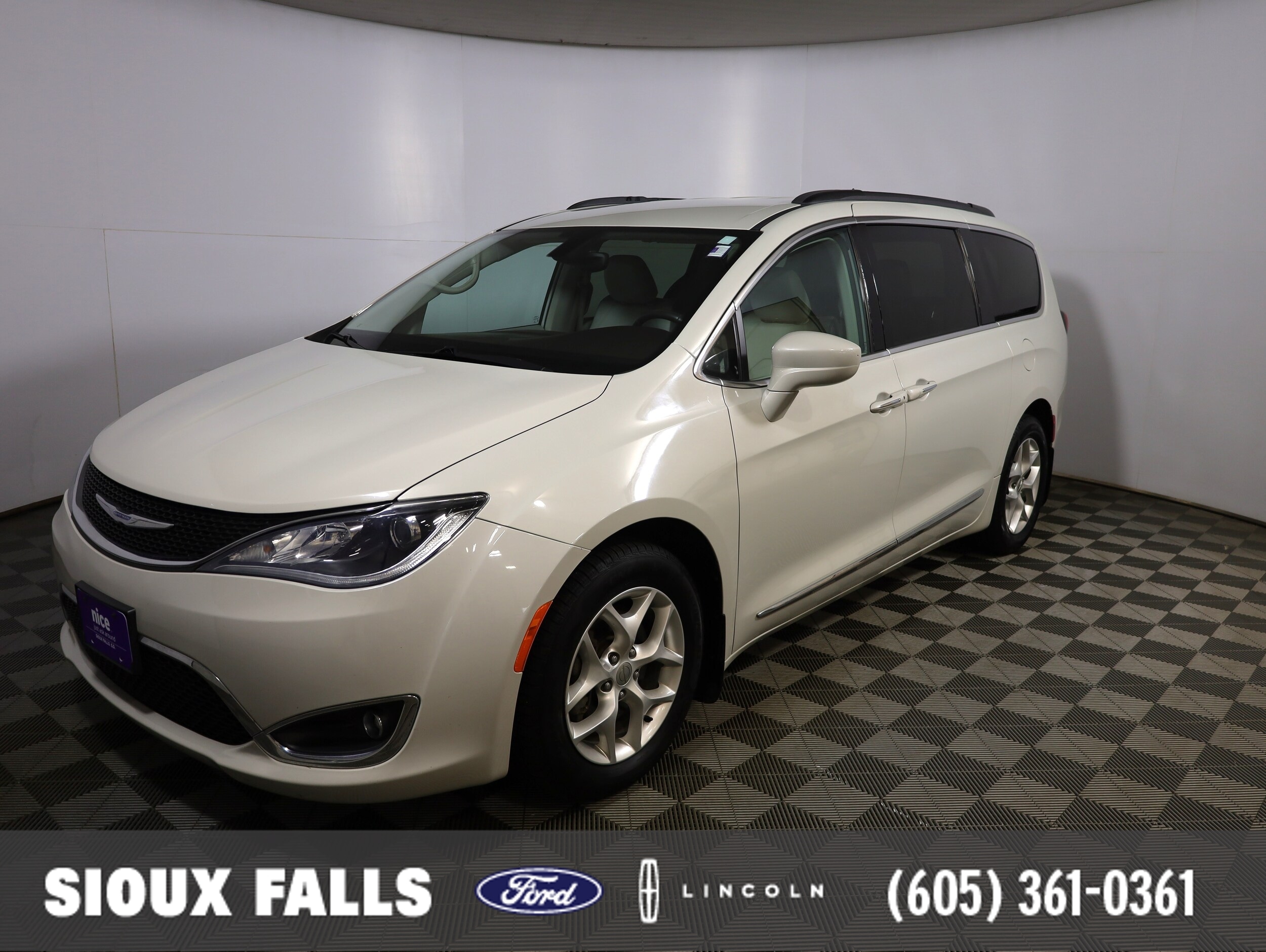 2017 Chrysler Pacifica Touring-L's photo