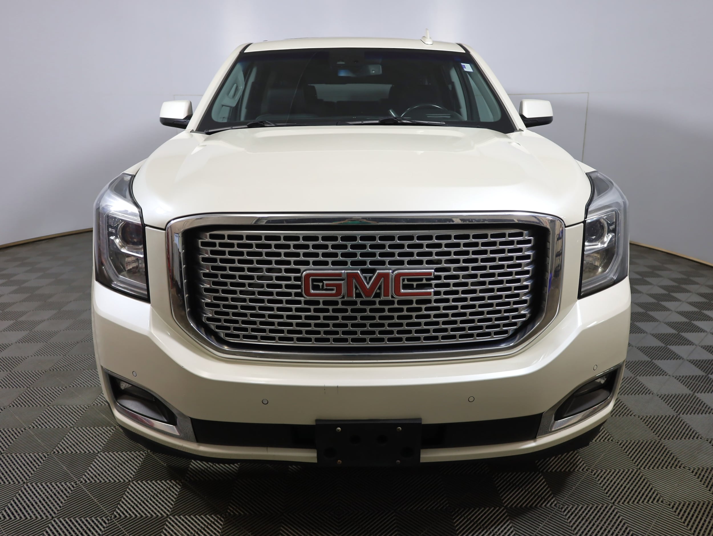 Used 2015 GMC Yukon XL Denali with VIN 1GKS2JKJ9FR639372 for sale in Sioux Falls, SD