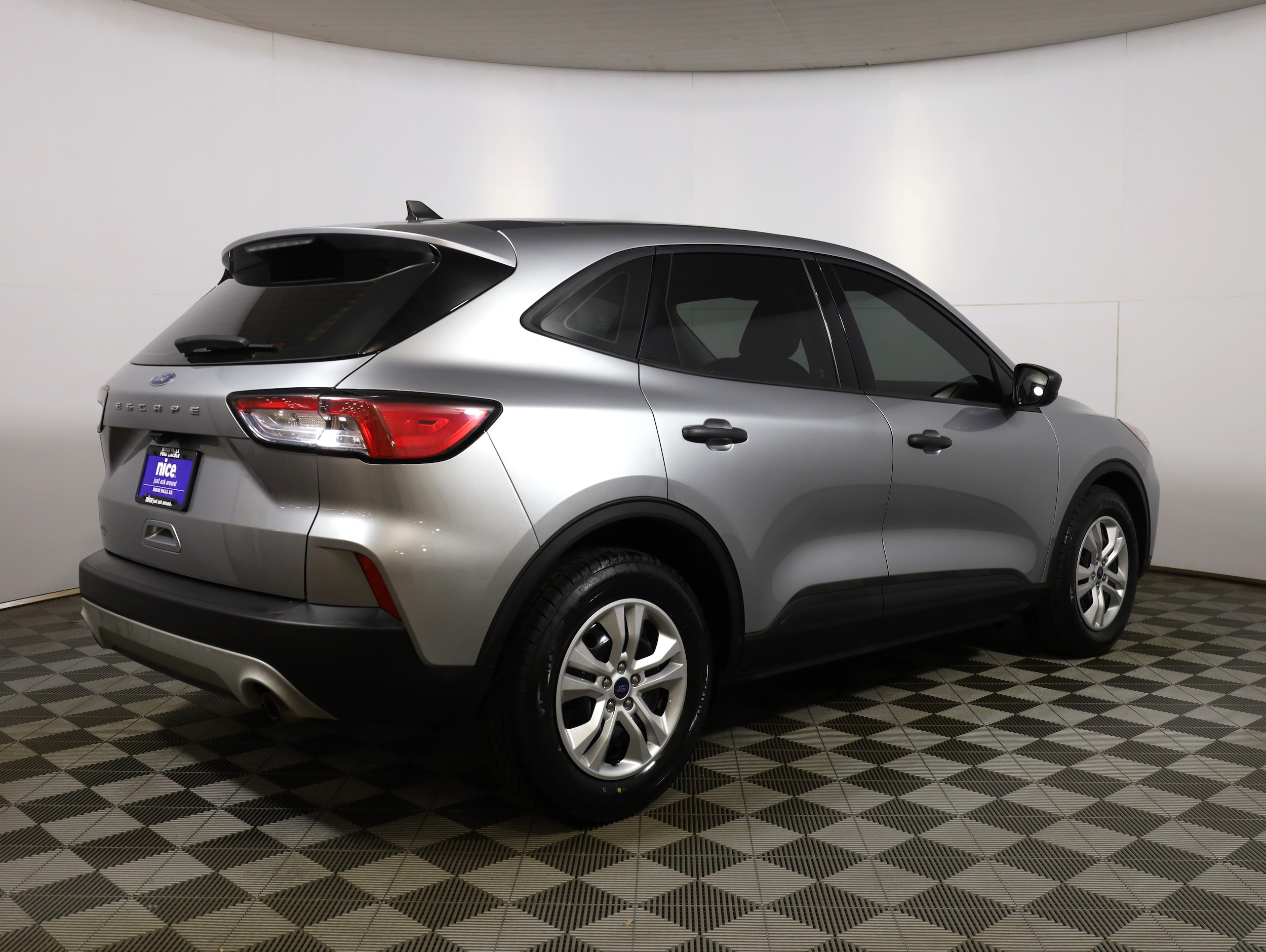 View vehicle photo 4