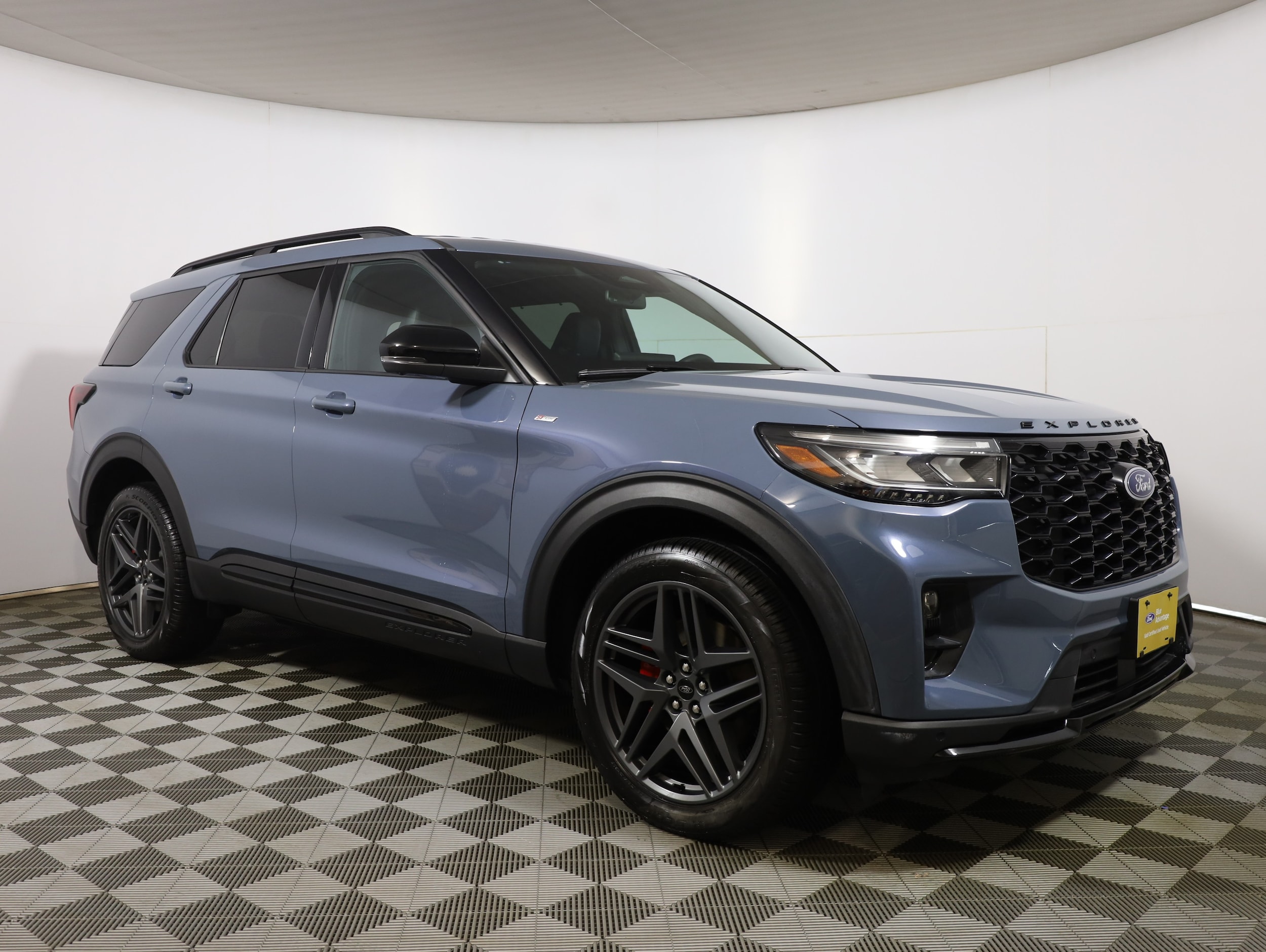 View vehicle photo 4