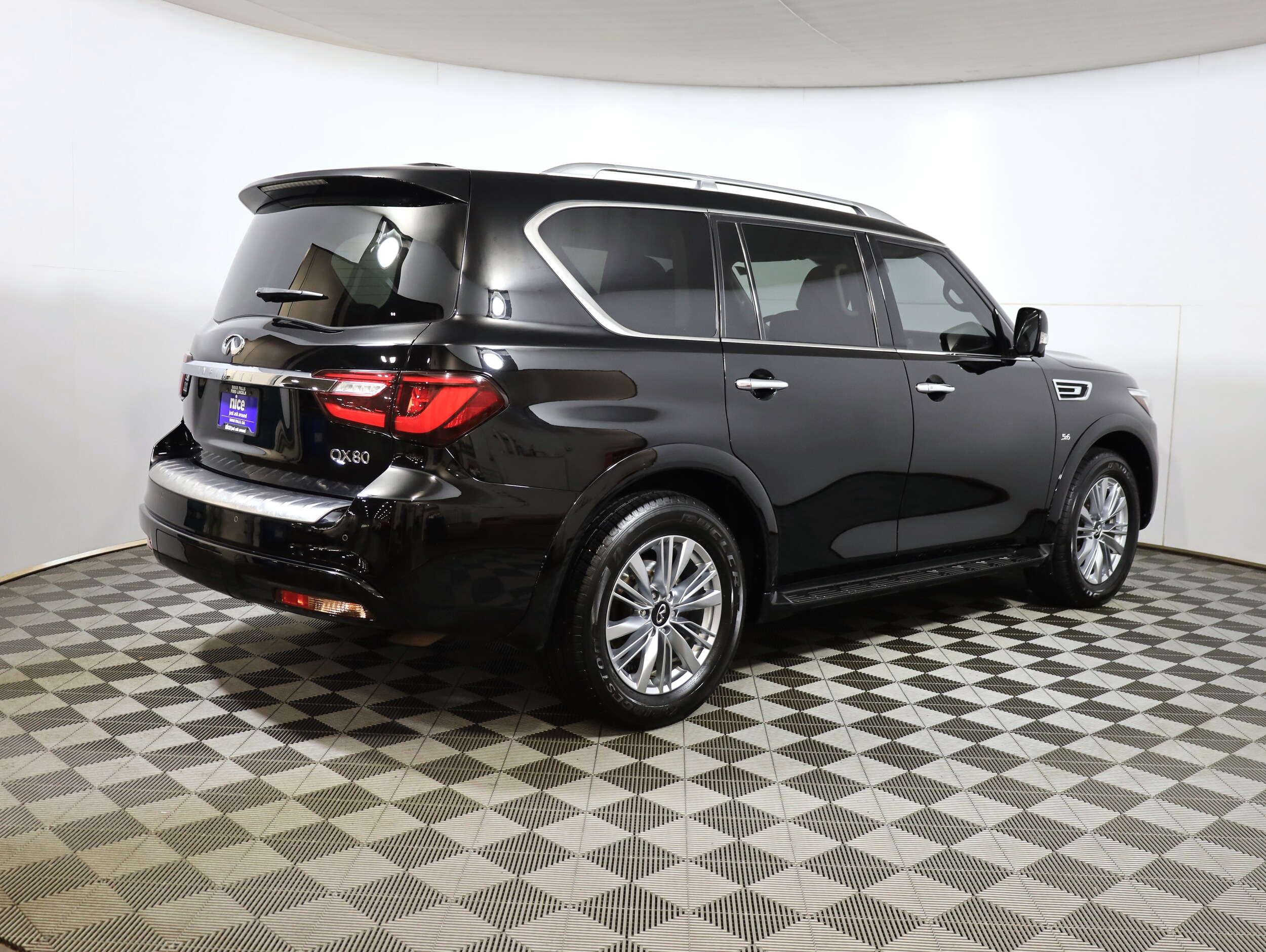 2019 Infiniti QX80 Luxe photo 4