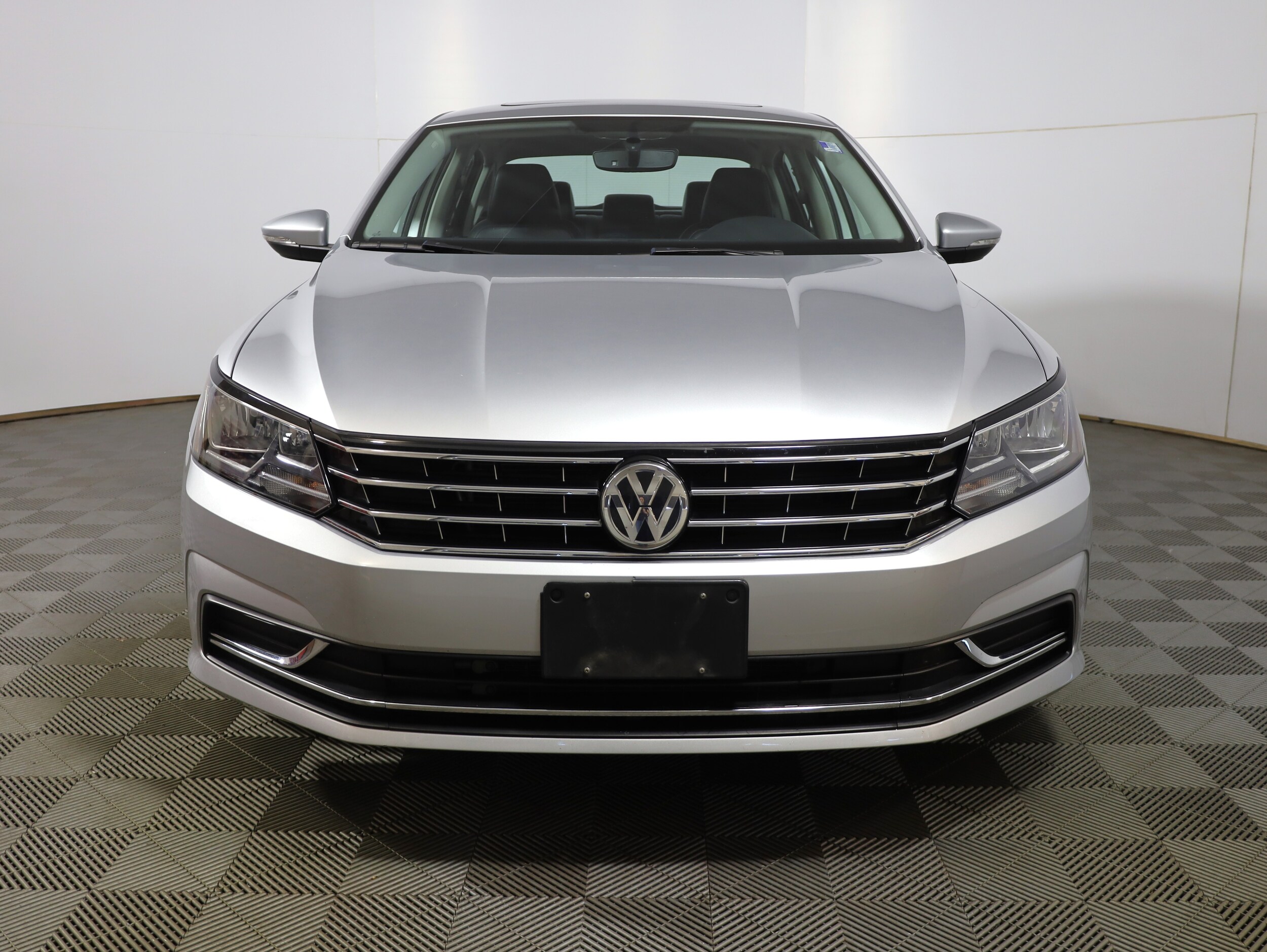 2019 Volkswagen Passat 2.0T Wolfsburg Edition photo 2