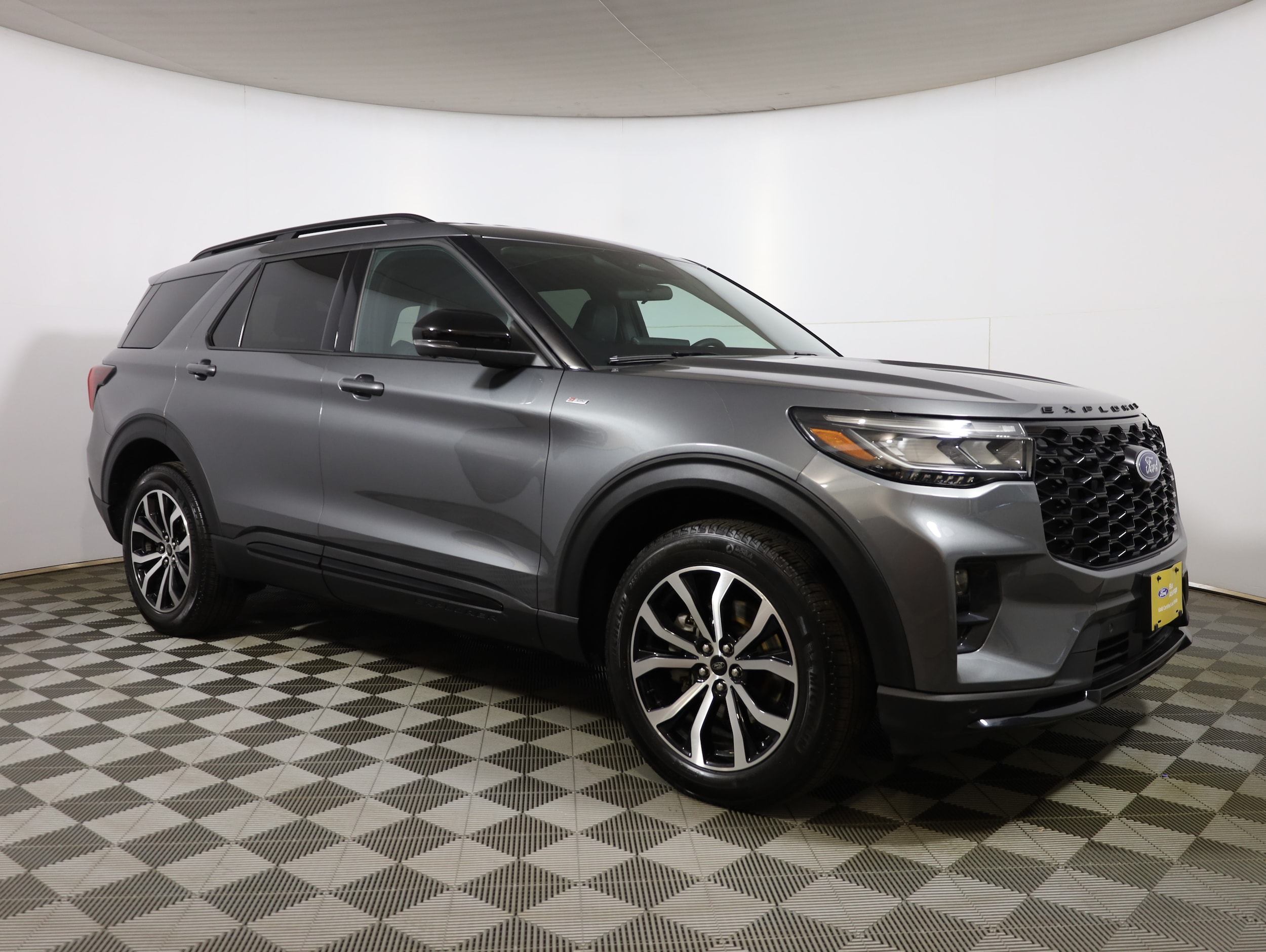 View vehicle photo 4