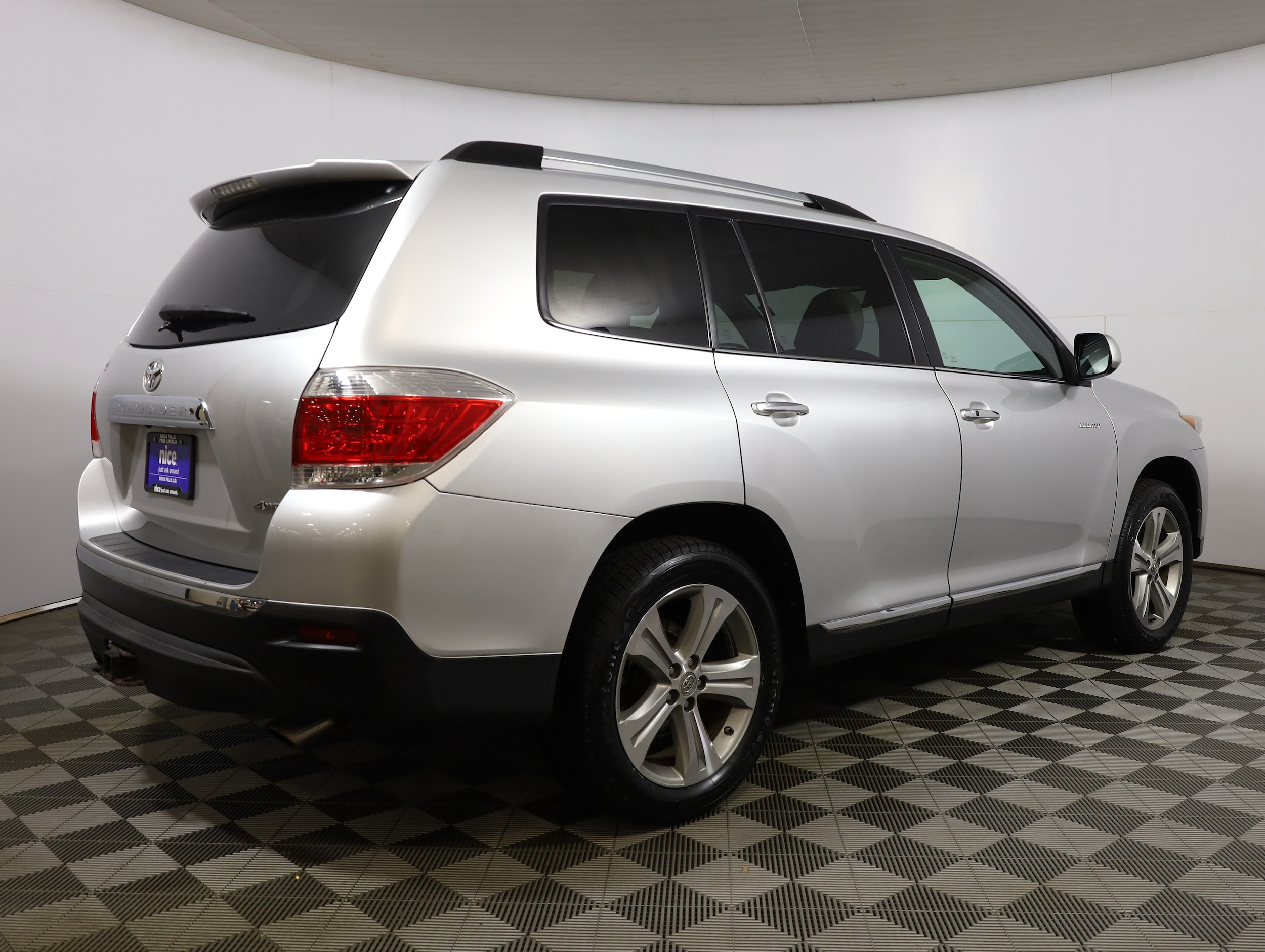 View vehicle photo 4