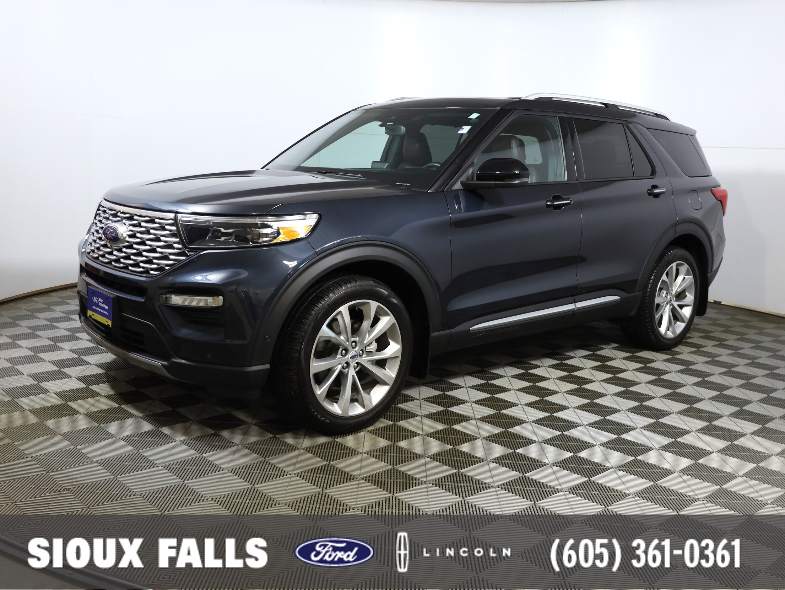 2023 Ford Explorer Platinum's photo