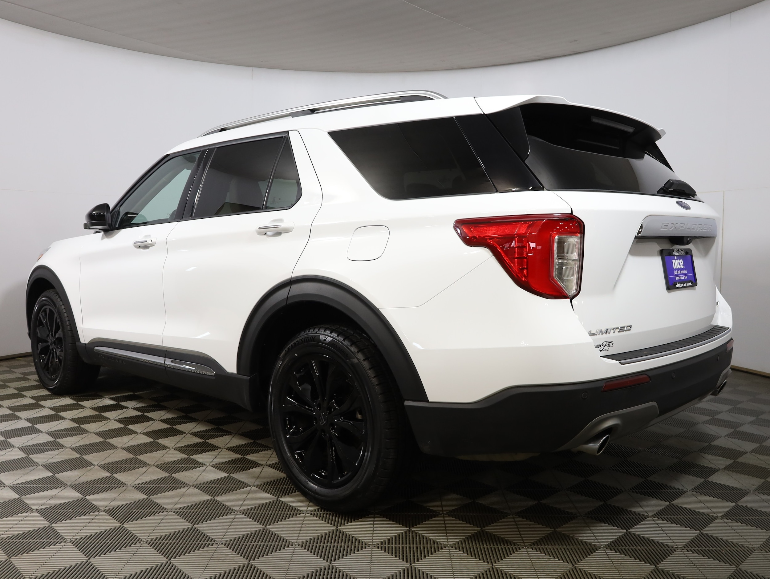 View vehicle photo 7