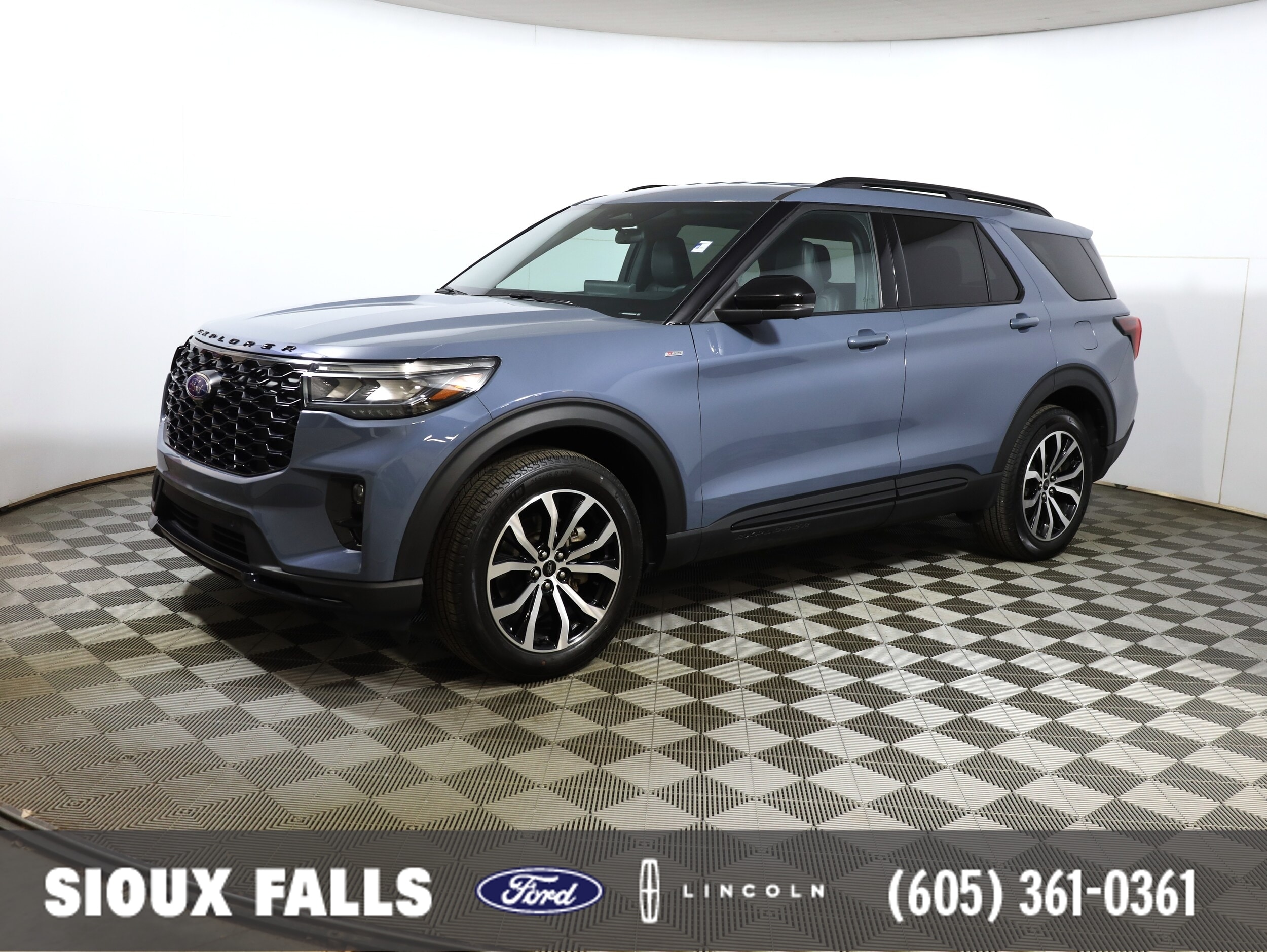 2025 Ford Explorer ST-LINE's photo