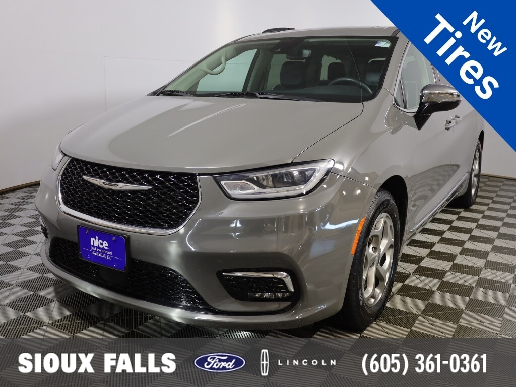 Used 2023 Chrysler Pacifica Limited Minivan/Van