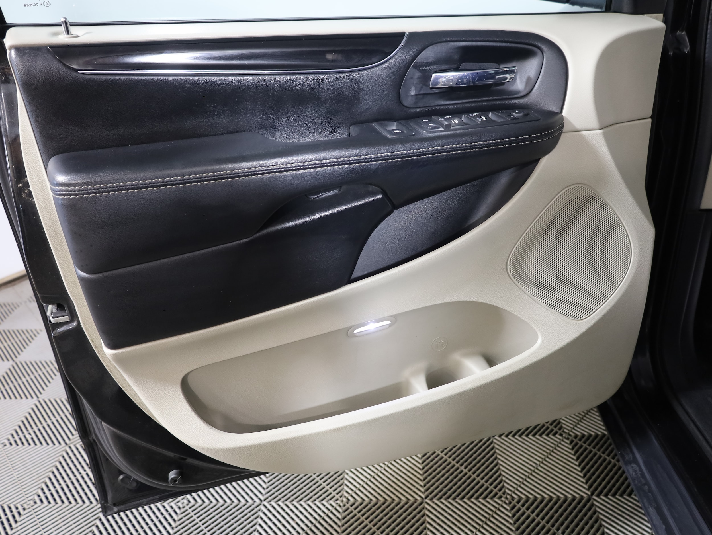 2017 Dodge Grand Caravan SXT - Photo 25