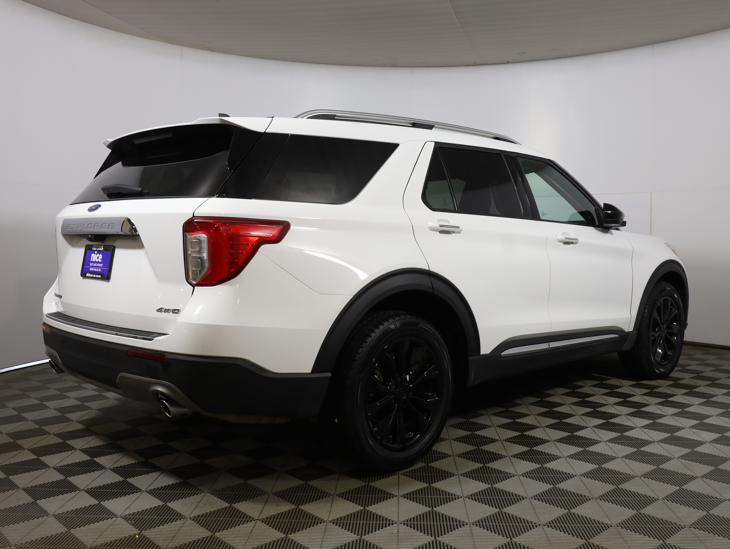 View vehicle photo 5