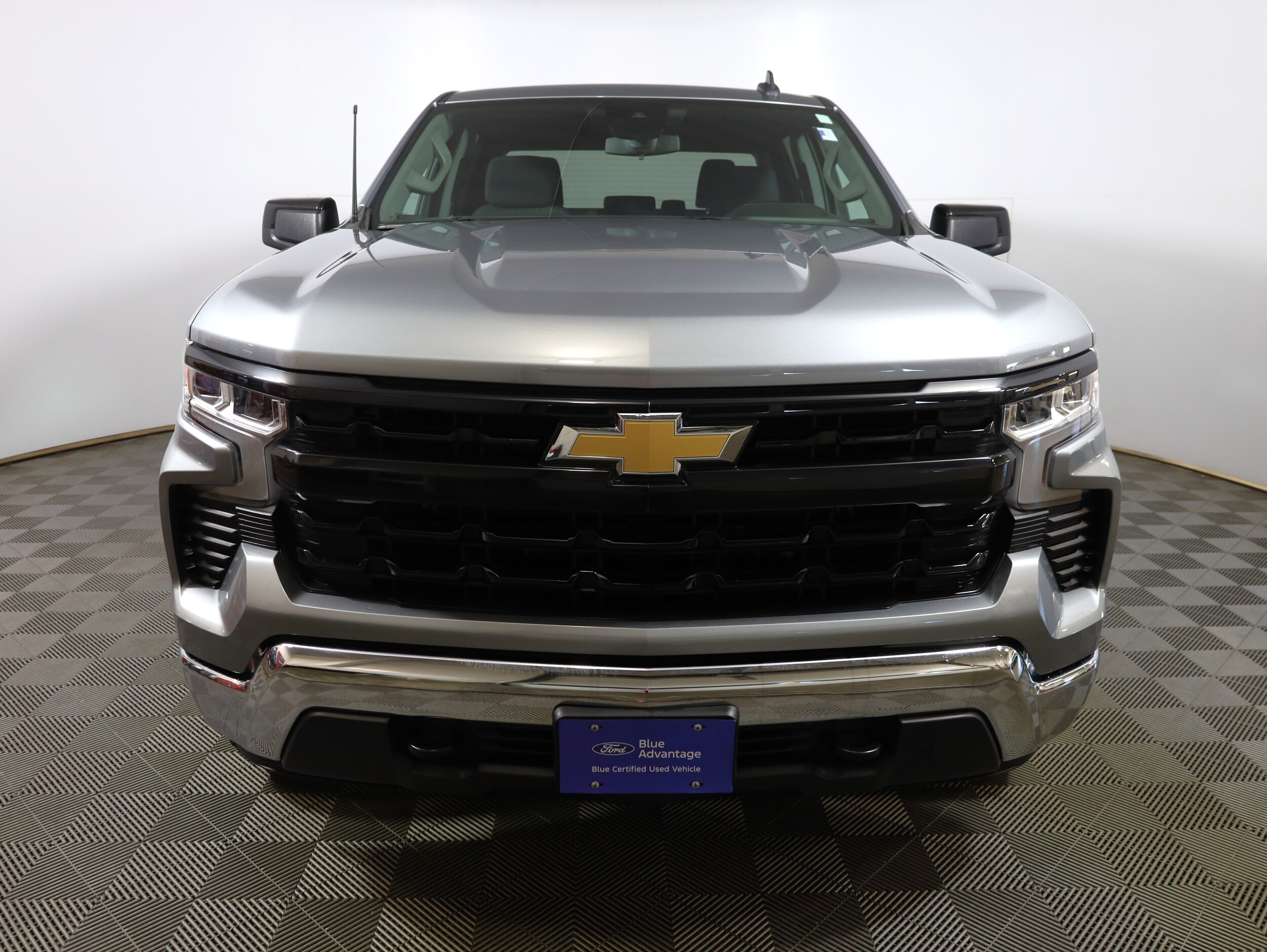 2023 Chevrolet Silverado 1500 LT photo 2