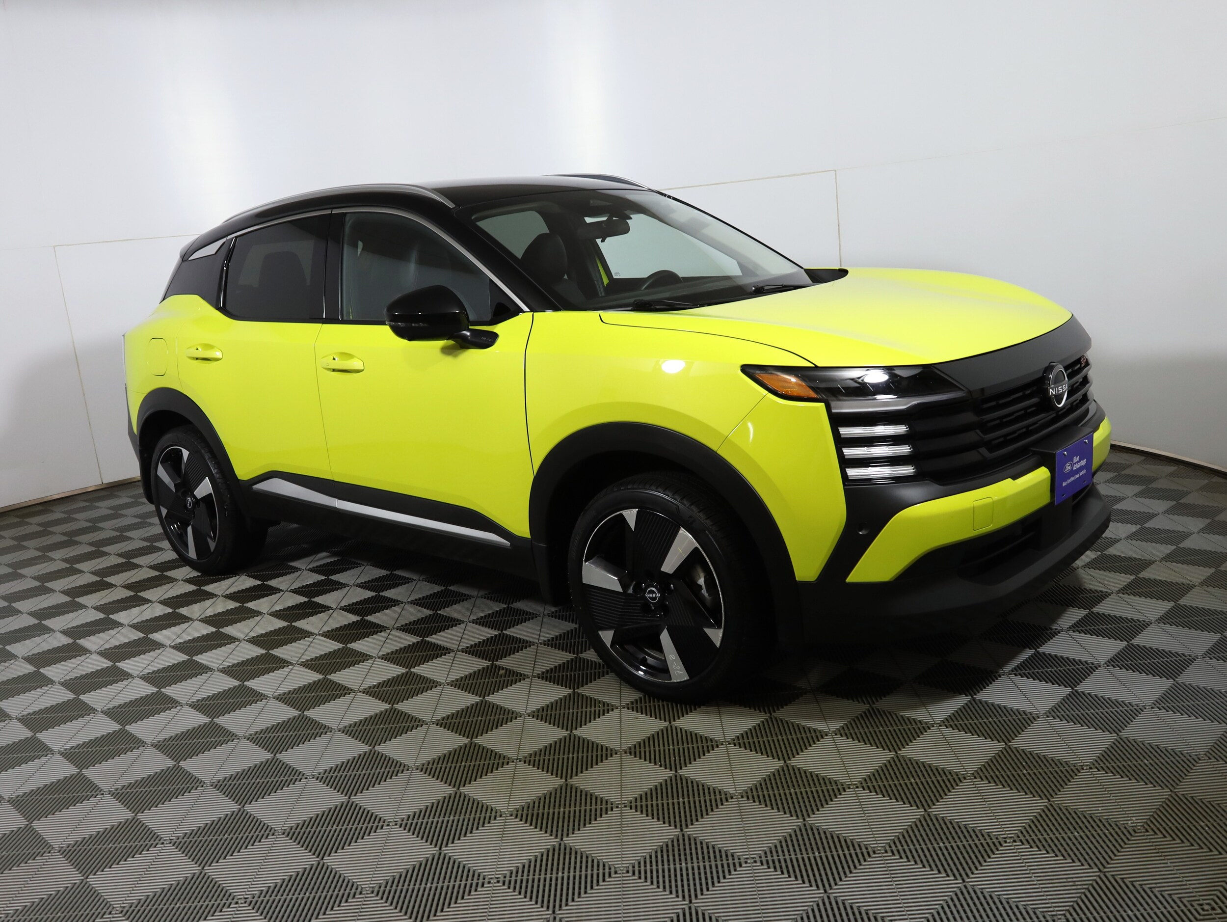 2025 Nissan Kicks SR photo 3