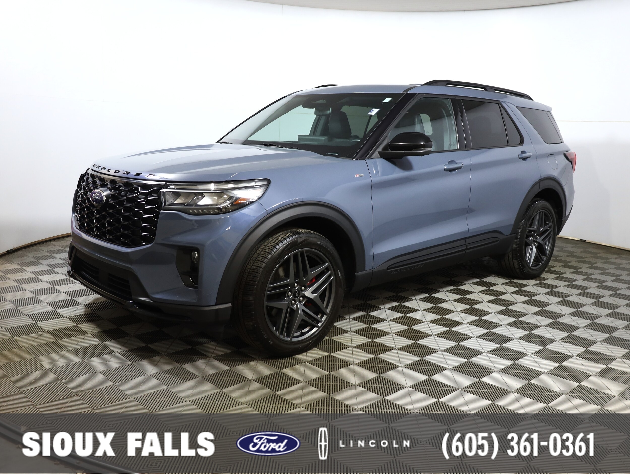 2025 Ford Explorer ST-LINE's photo