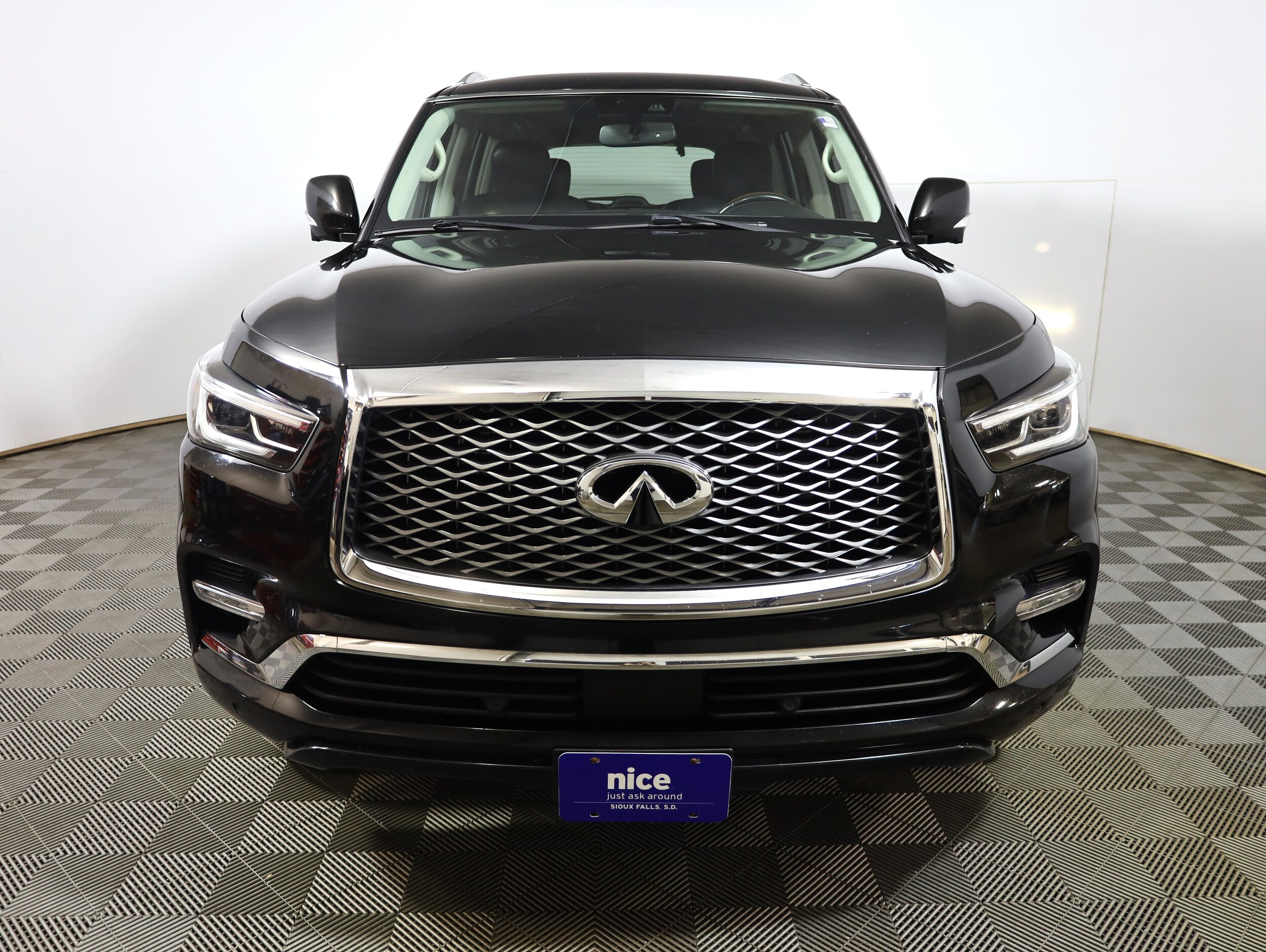 2019 Infiniti QX80 Luxe photo 2