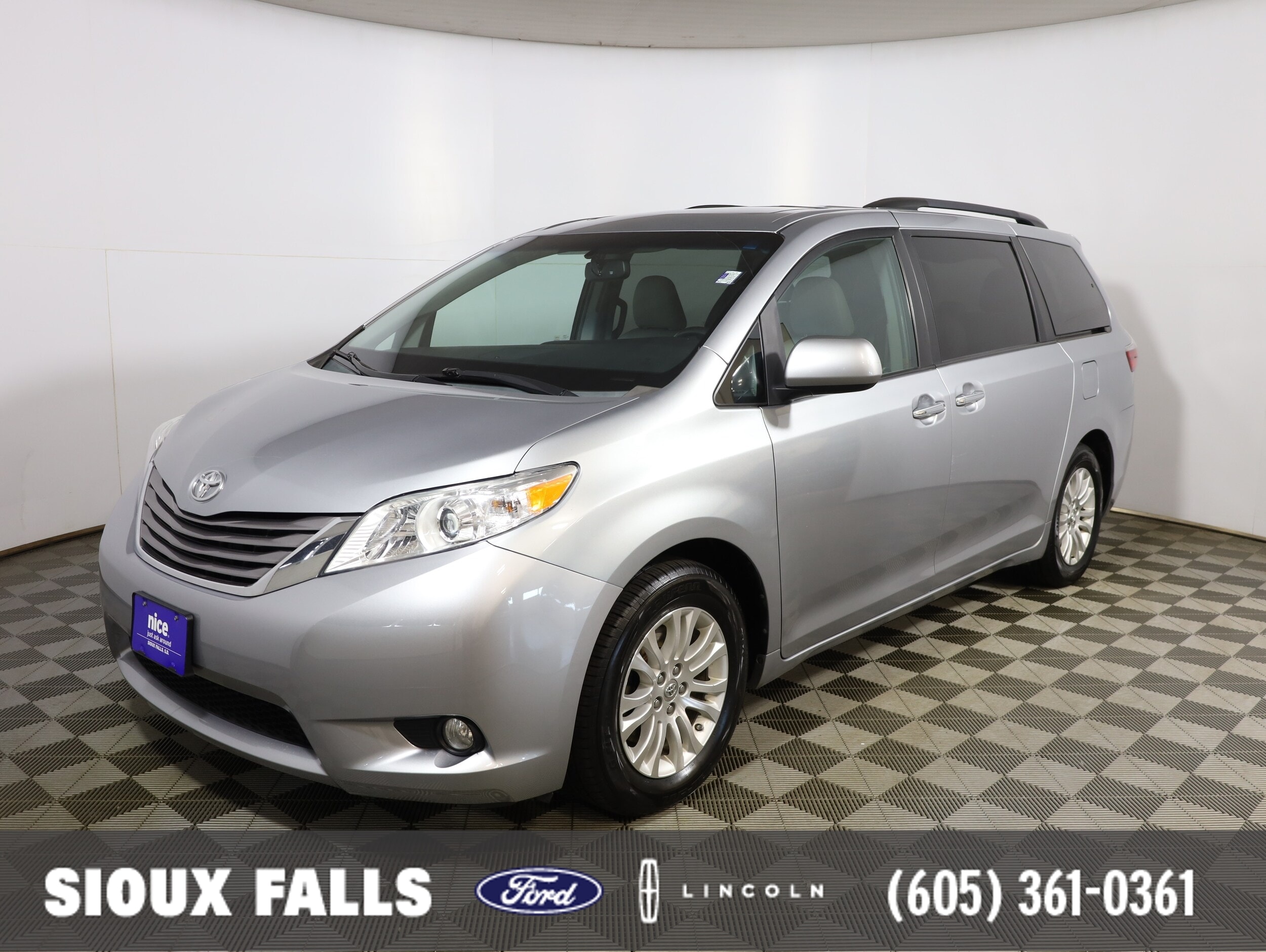 2015 Toyota Sienna XLE V6 7-Passenger Access Seat's photo