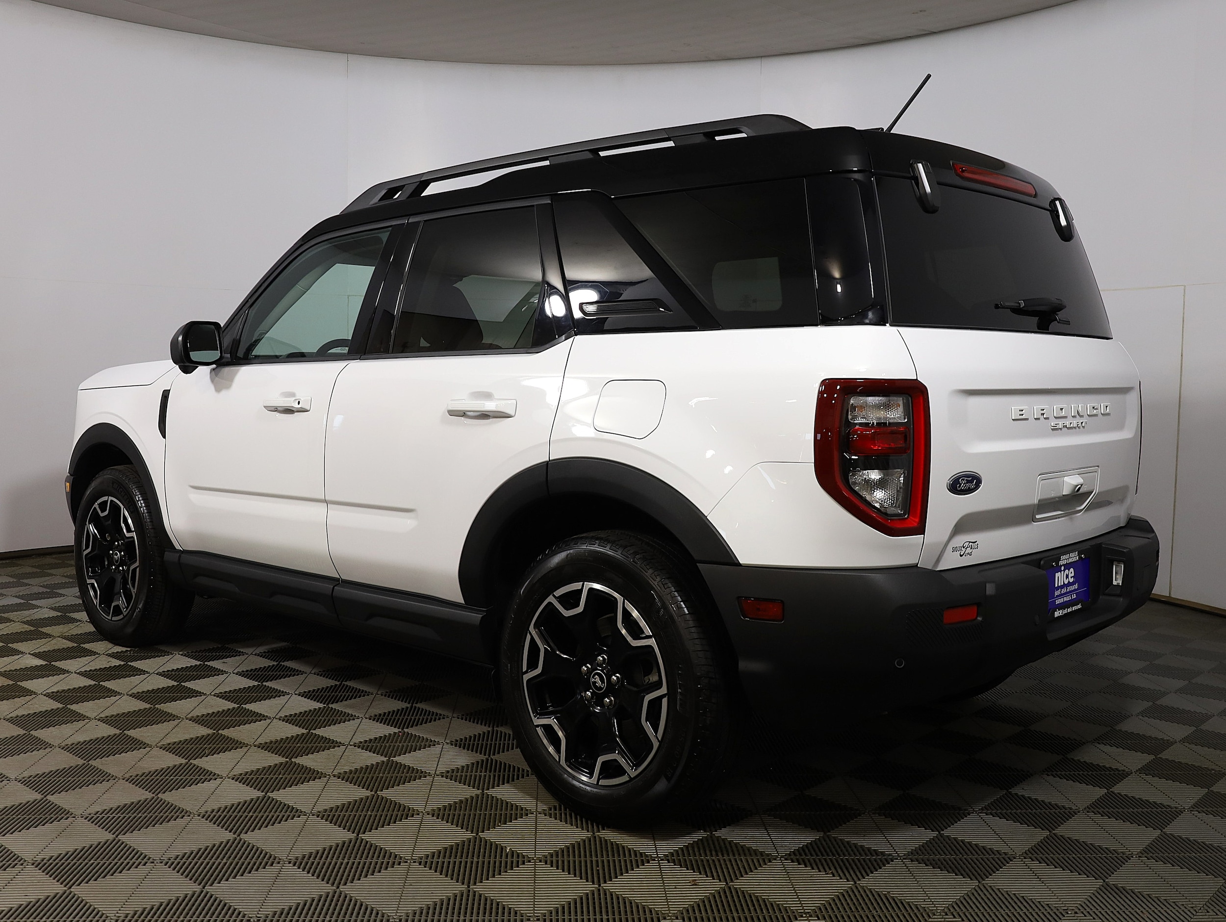 View vehicle photo 7