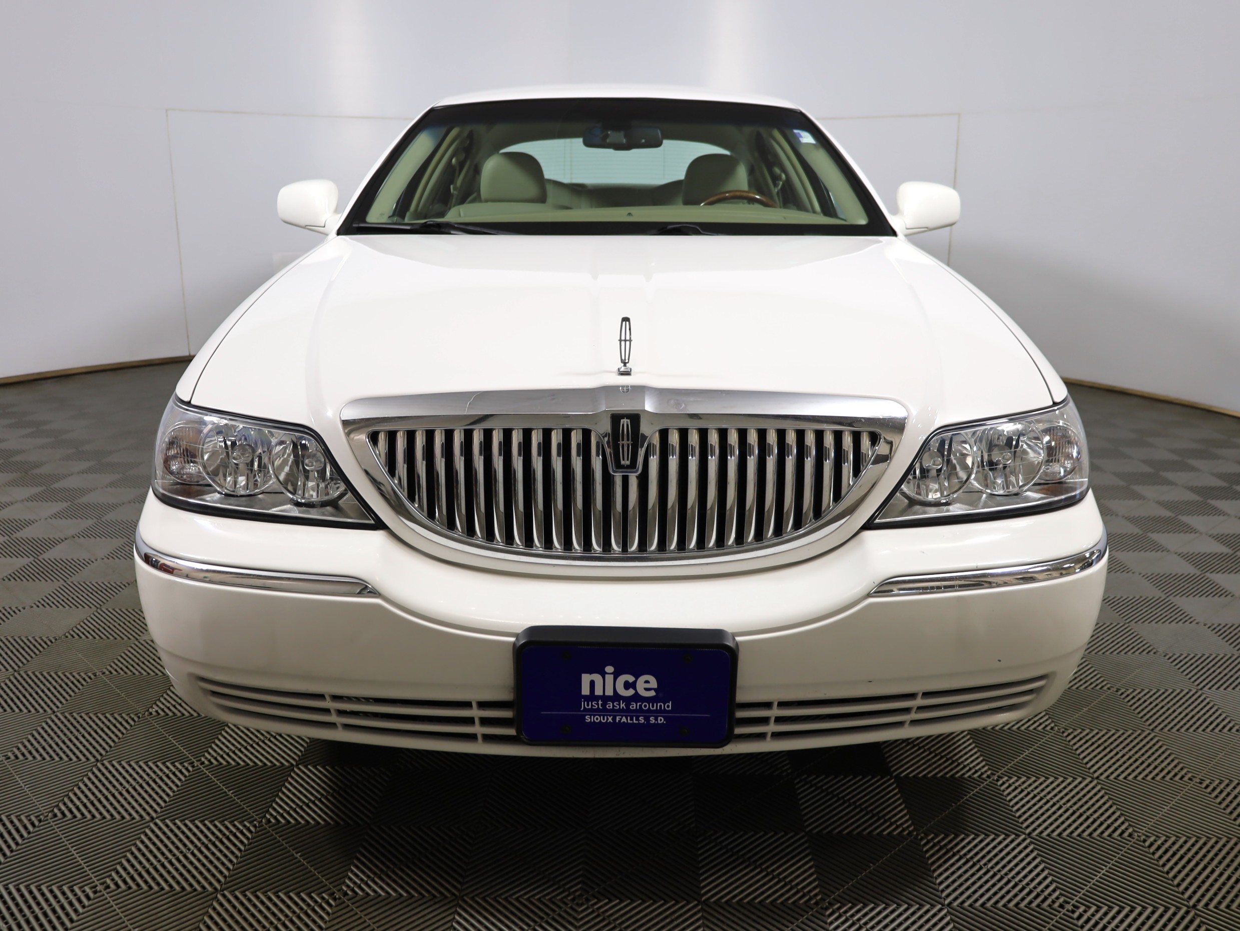 Used 2010 Lincoln Town Car Signature Limited with VIN 2LNBL8CV9AX628336 for sale in Sioux Falls, SD