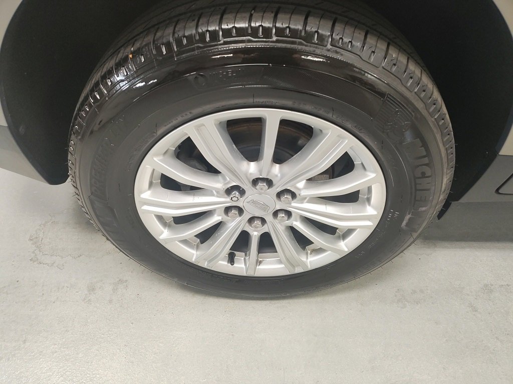 2017 Cadillac XT5 Base photo 2