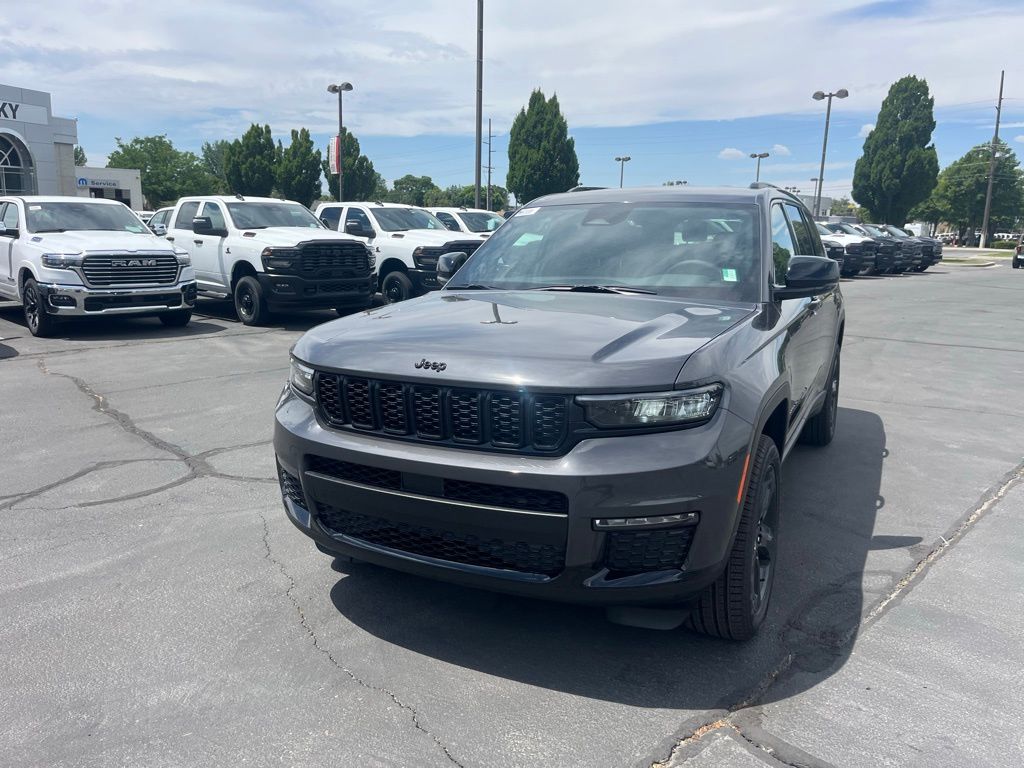 2025 Jeep Grand Cherokee Limited photo 2