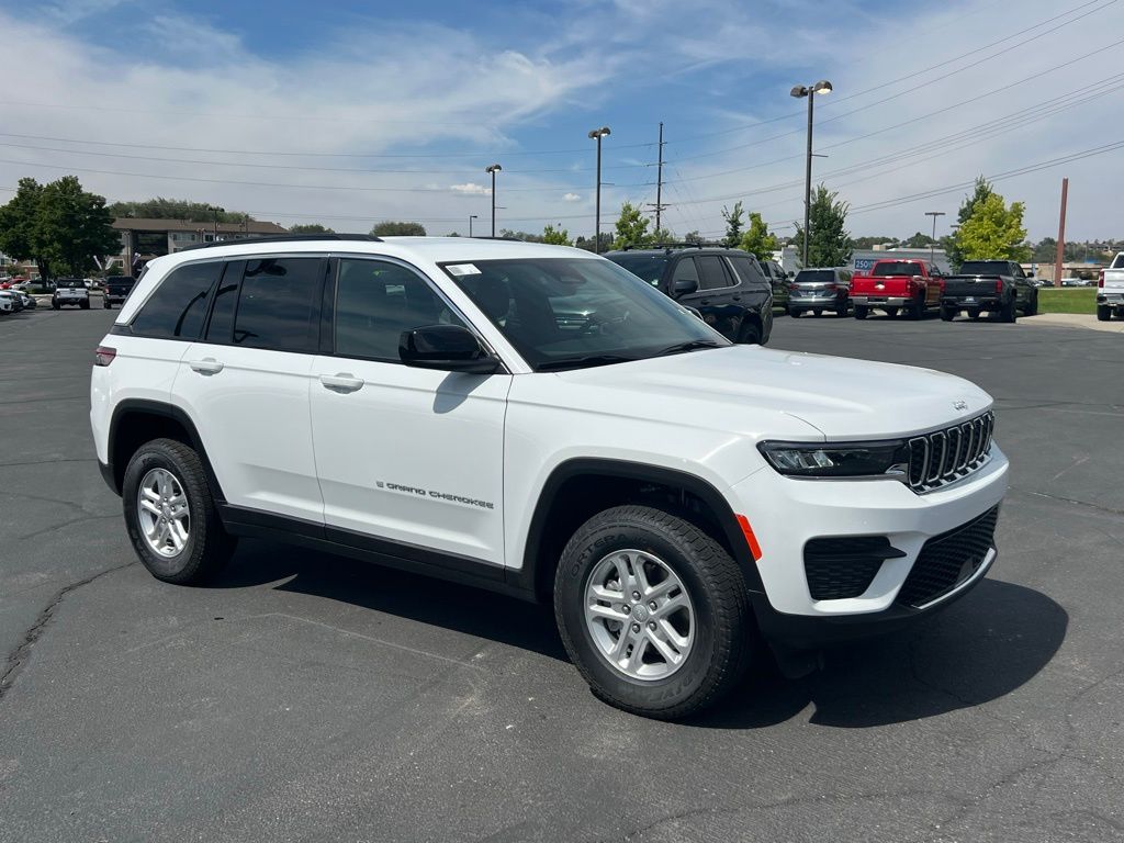 2025 Jeep Grand Cherokee Laredo photo 2