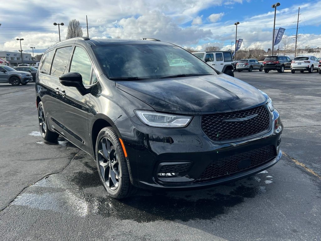 New 2026 Chrysler Pacifica Limited Passenger Van