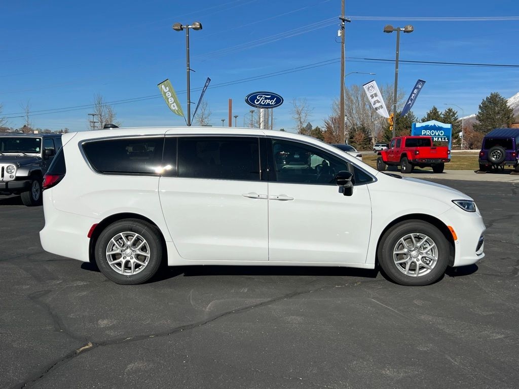 New 2026 Chrysler Pacifica SELECT Passenger Van