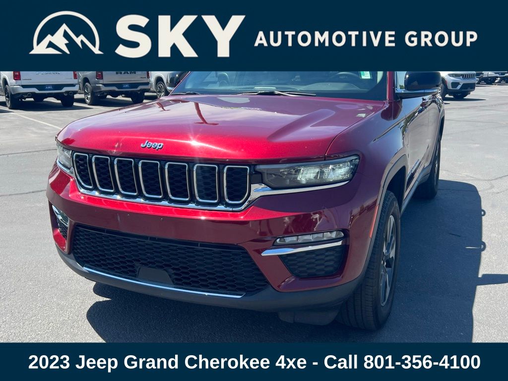 2023 Jeep Cherokee Base photo 2