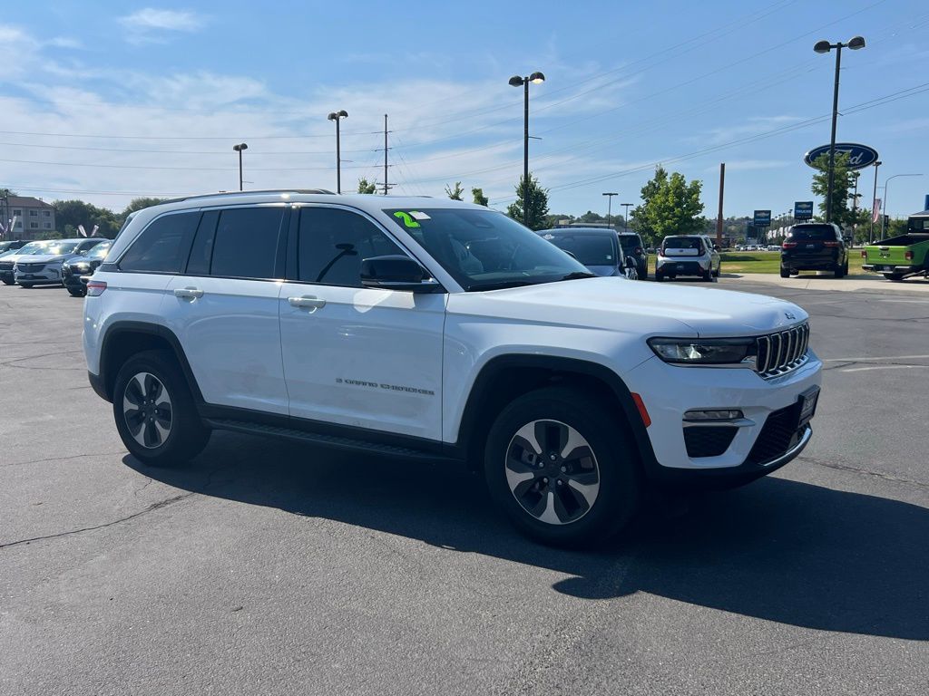2022 Jeep Cherokee Base photo 3