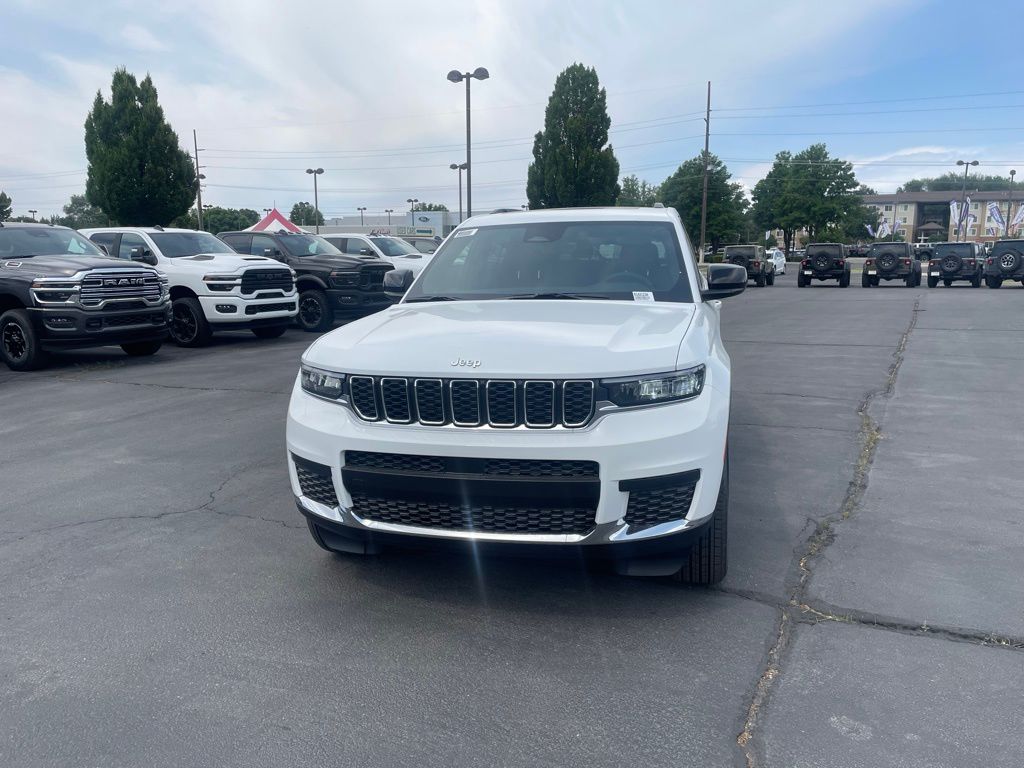 2025 Jeep Grand Cherokee Laredo photo 4