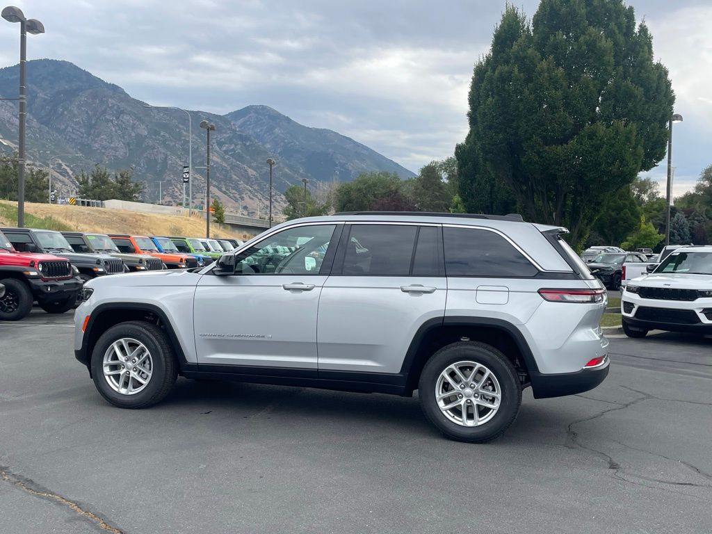 2025 Jeep Grand Cherokee Laredo photo 3