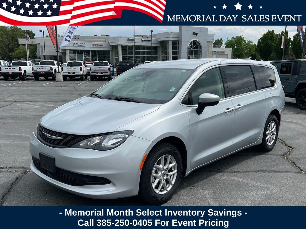 2023 Chrysler Voyager LX's photo