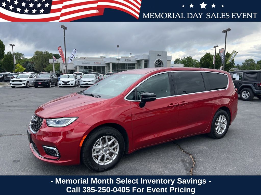 2025 Chrysler Pacifica Select's photo