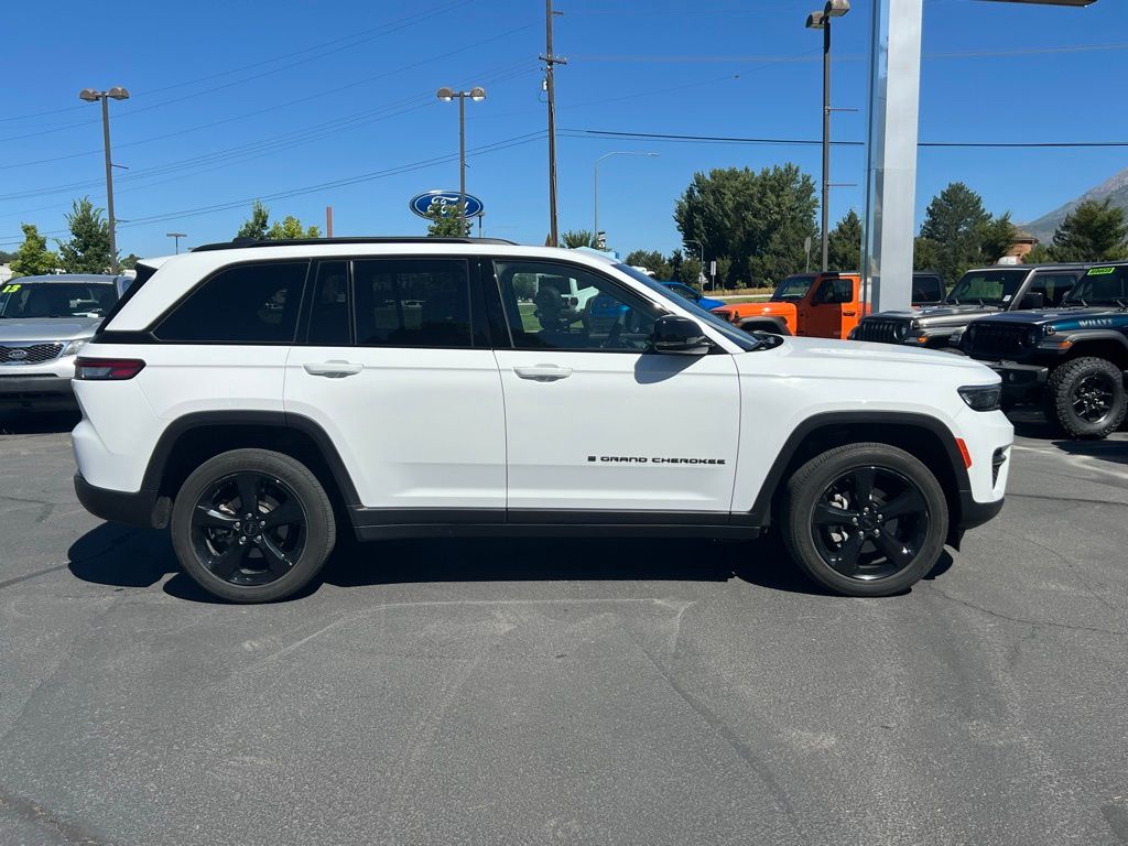 2023 Jeep Grand Cherokee Laredo photo 3