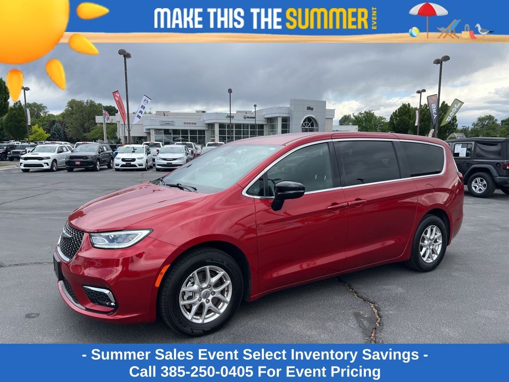 2025 Chrysler Pacifica Select's photo